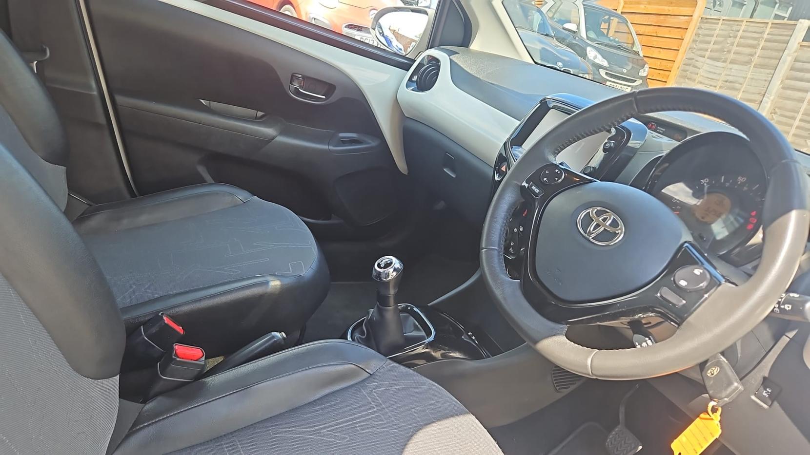 Toyota AYGO 1.0 VVT-i x-pression Hatchback 5dr Petrol Manual Euro 5 Euro 5 (68 ps)