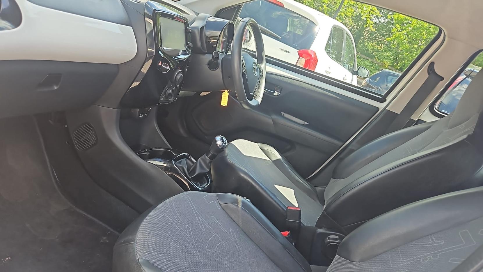 Toyota AYGO 1.0 VVT-i x-pression Hatchback 5dr Petrol Manual Euro 5 Euro 5 (68 ps)