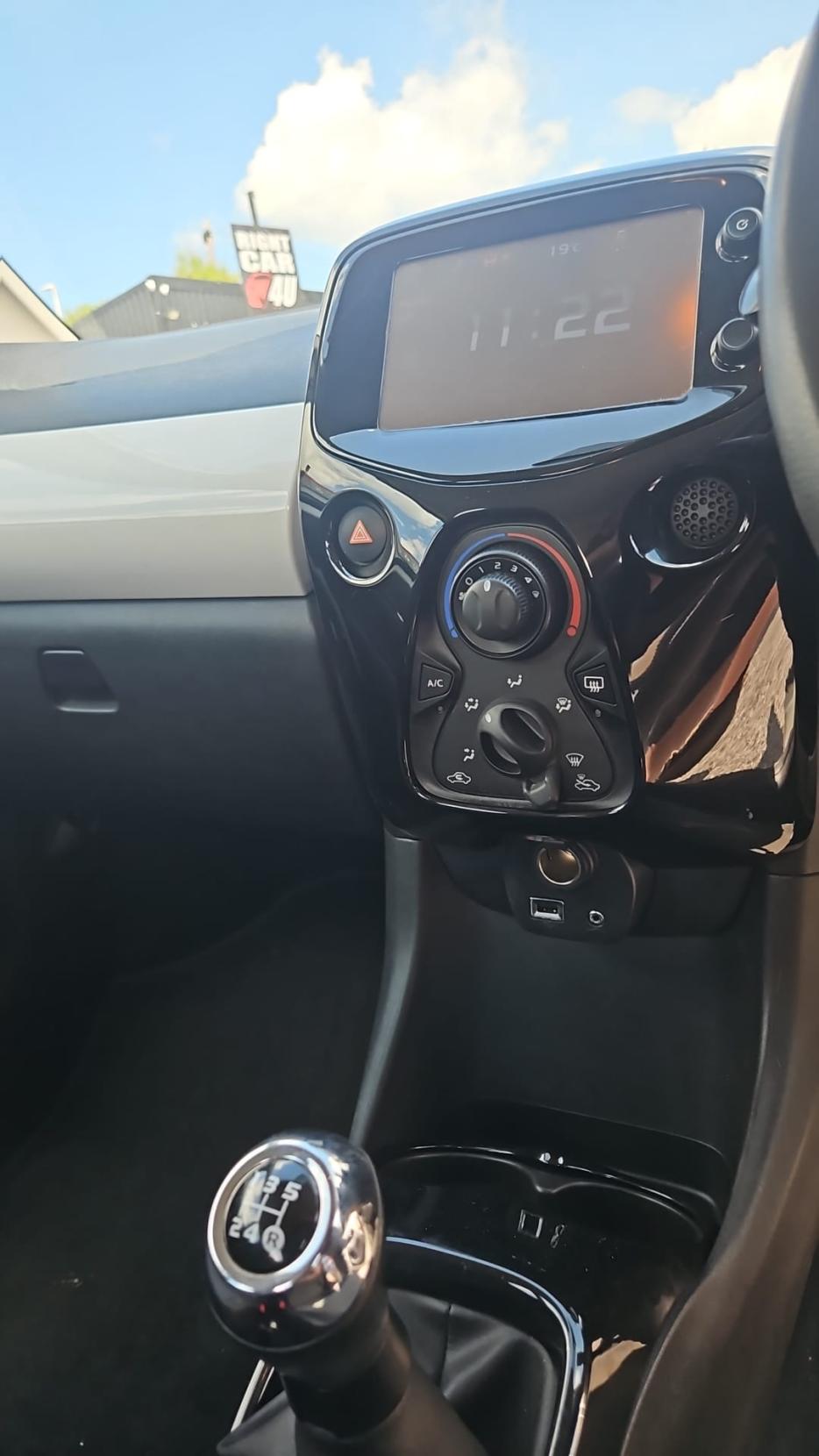 Toyota AYGO 1.0 VVT-i x-pression Hatchback 5dr Petrol Manual Euro 5 Euro 5 (68 ps)