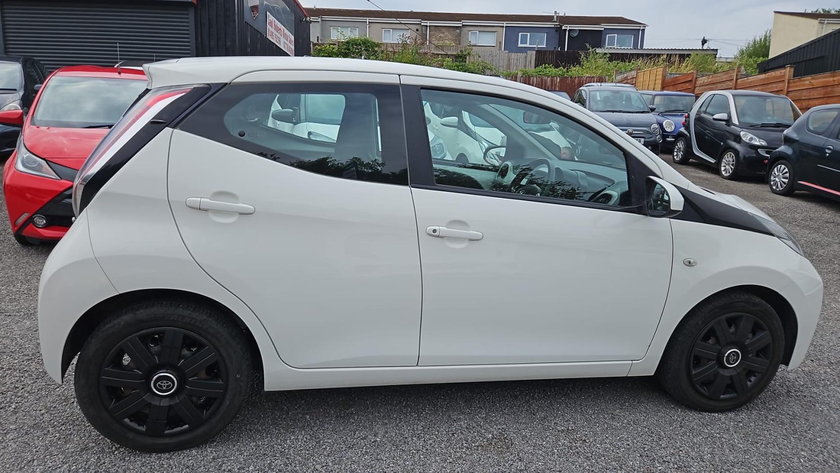 Toyota AYGO 1.0 VVT-i x-play Hatchback 5dr Petrol Manual Euro 5 Euro 5 (68 ps)