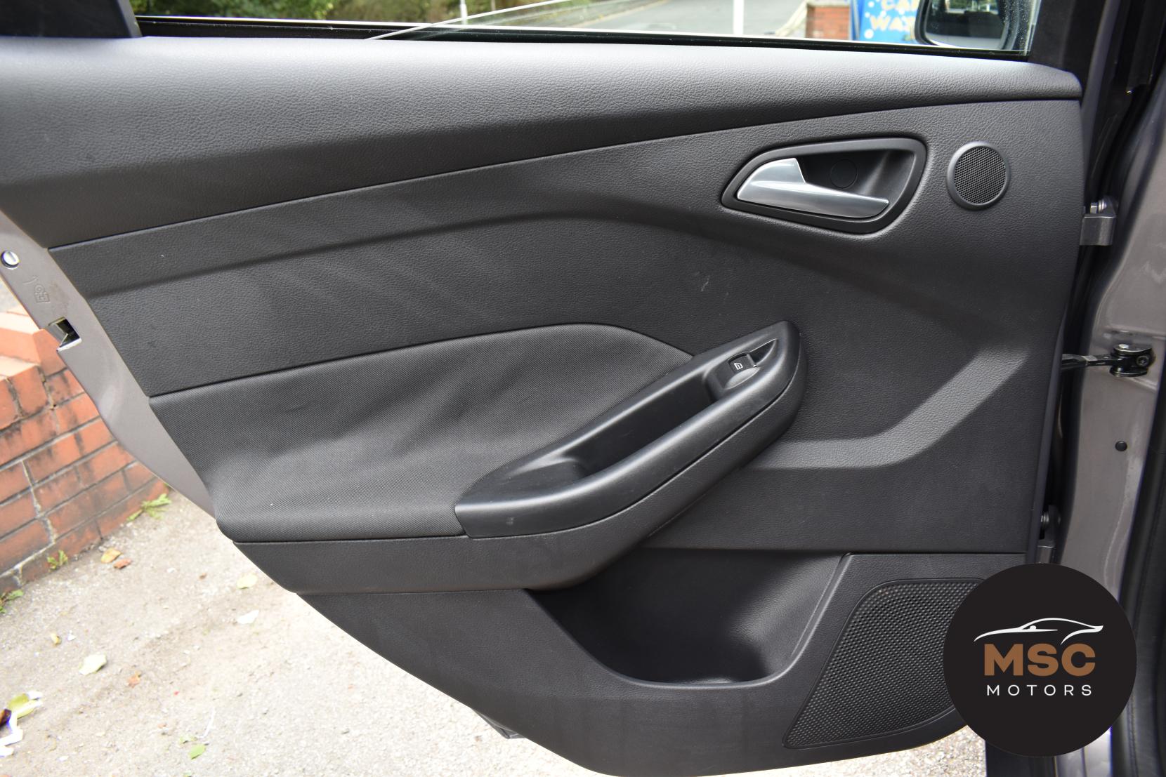 Ford Focus 2.0 TDCi Titanium Hatchback 5dr Diesel Powershift Euro 5 (140 ps)