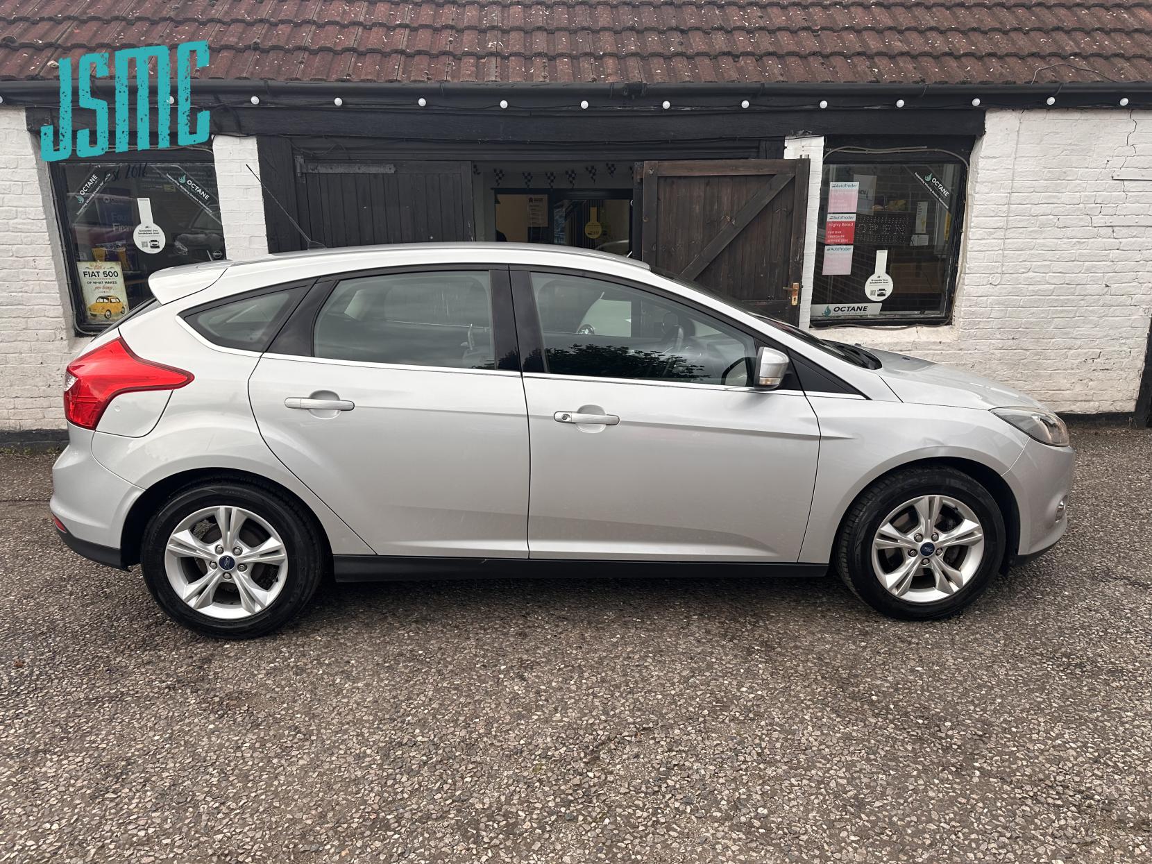 Ford Focus 1.6 Zetec Hatchback 5dr Petrol Manual Euro 5 (105 ps)