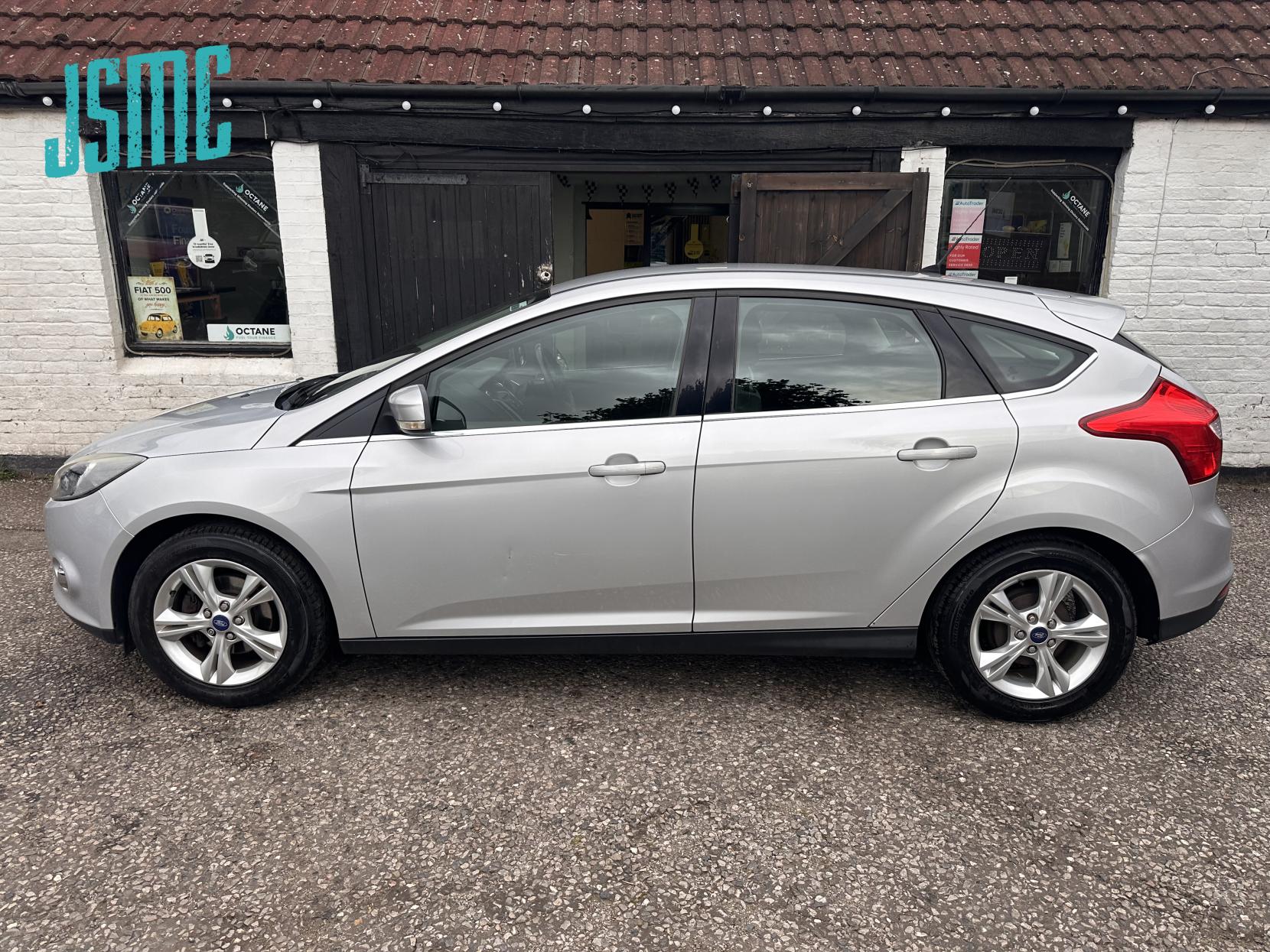 Ford Focus 1.6 Zetec Hatchback 5dr Petrol Manual Euro 5 (105 ps)