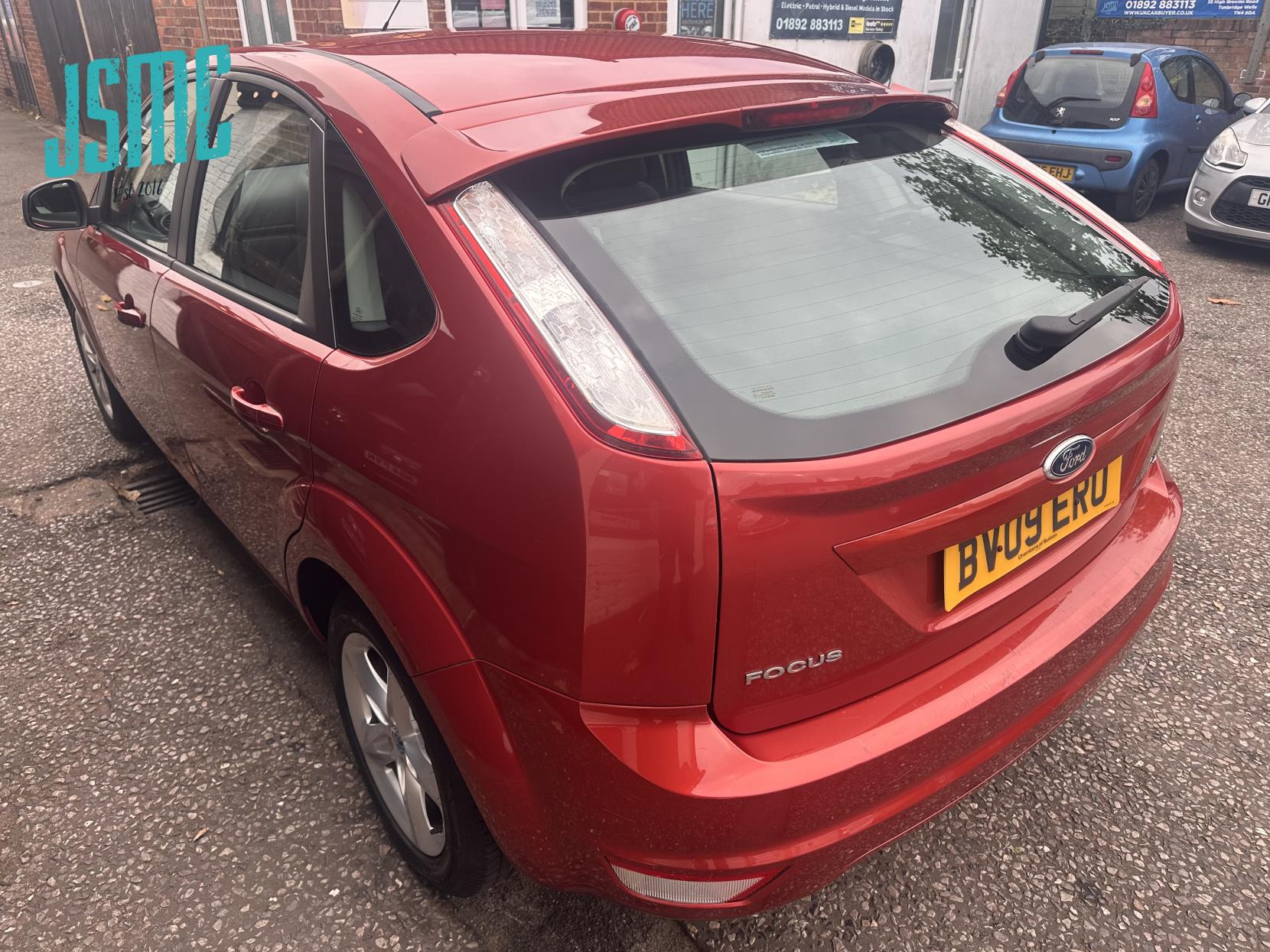 Ford Focus 1.6 Zetec Hatchback 5dr Petrol Manual (161 g/km, 99 bhp)