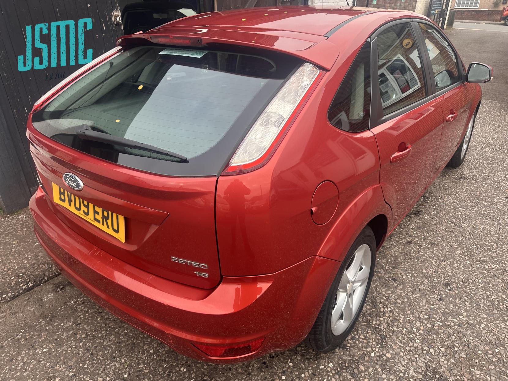 Ford Focus 1.6 Zetec Hatchback 5dr Petrol Manual (161 g/km, 99 bhp)