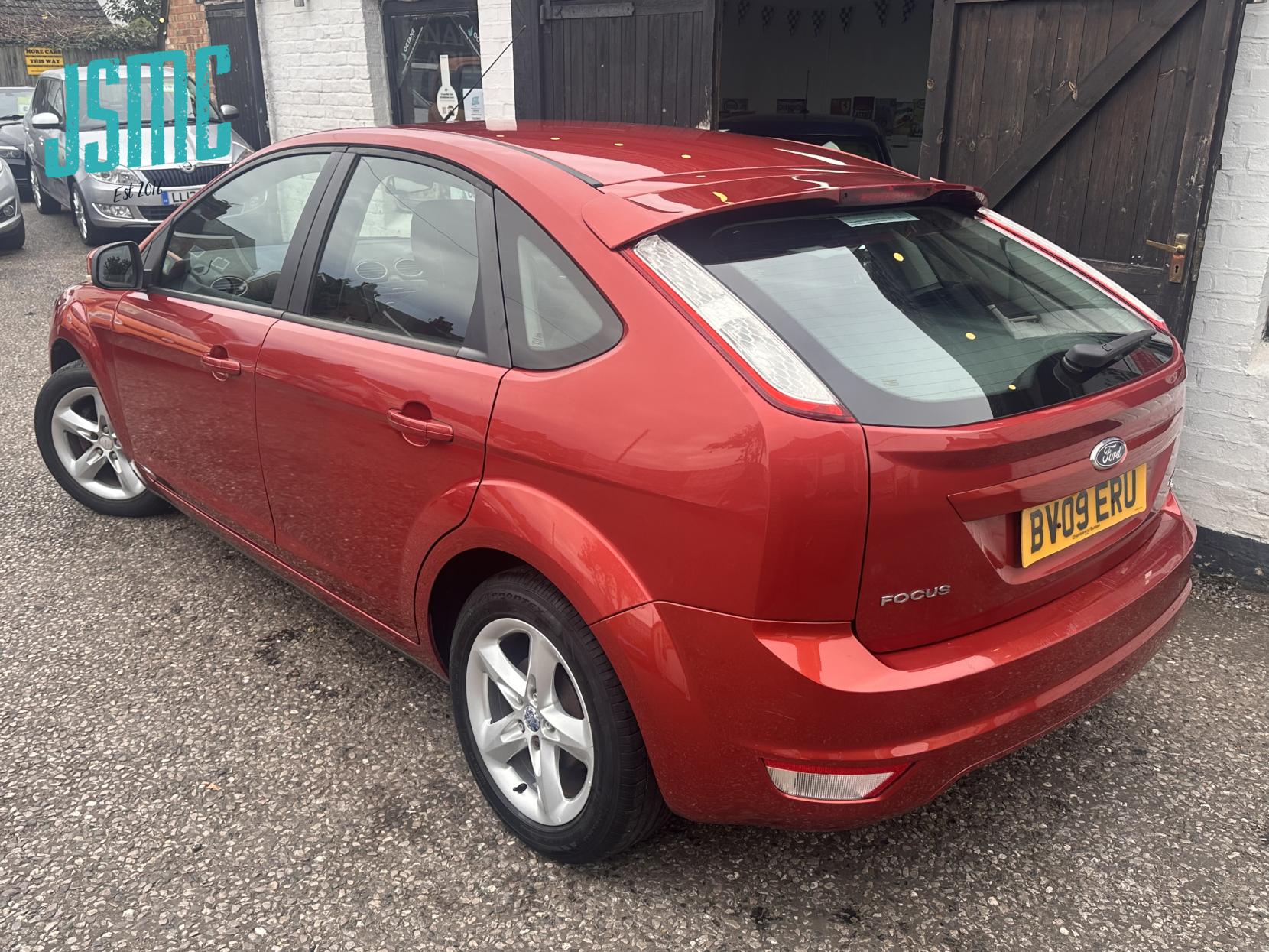 Ford Focus 1.6 Zetec Hatchback 5dr Petrol Manual (161 g/km, 99 bhp)