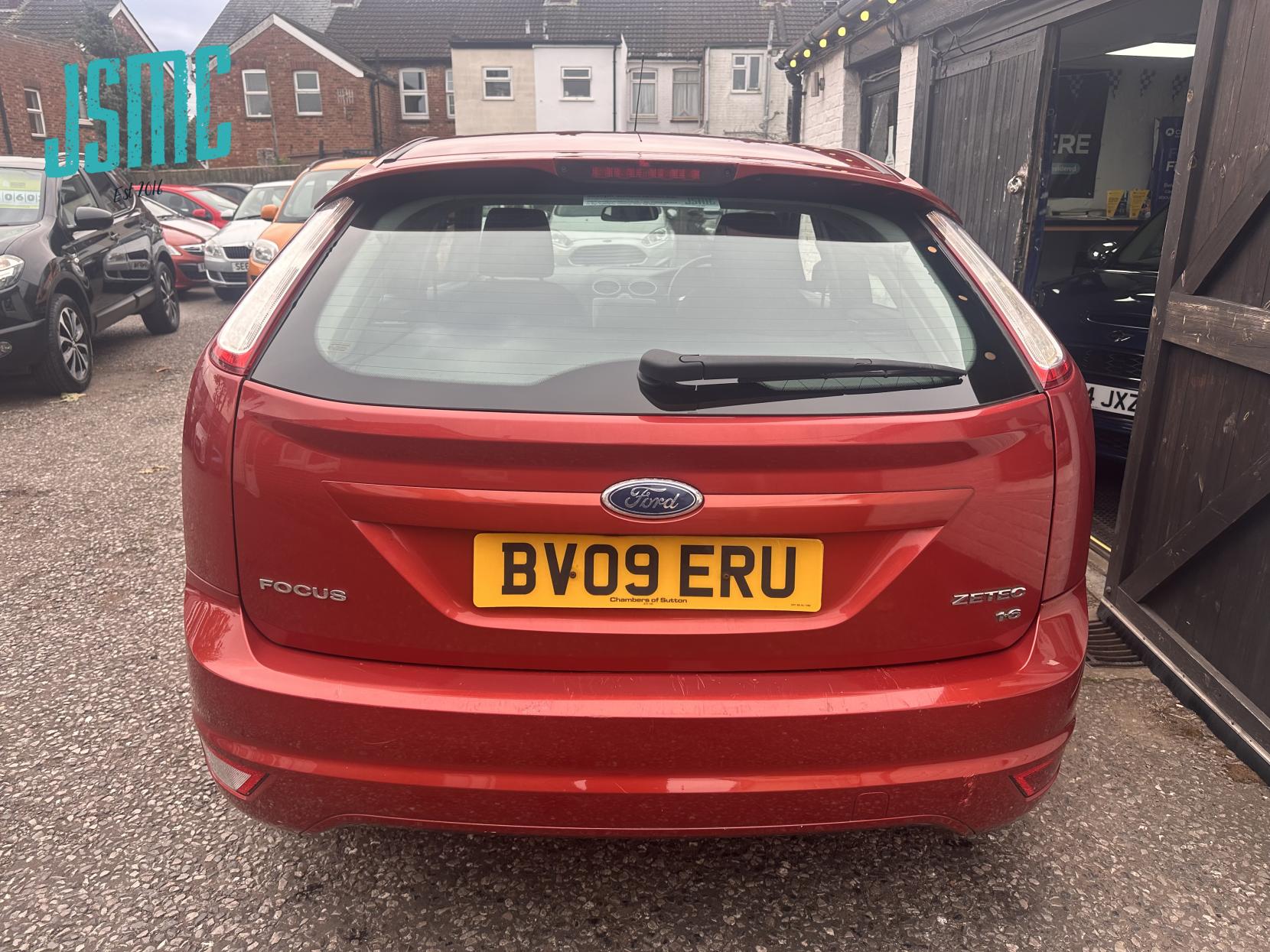 Ford Focus 1.6 Zetec Hatchback 5dr Petrol Manual (161 g/km, 99 bhp)