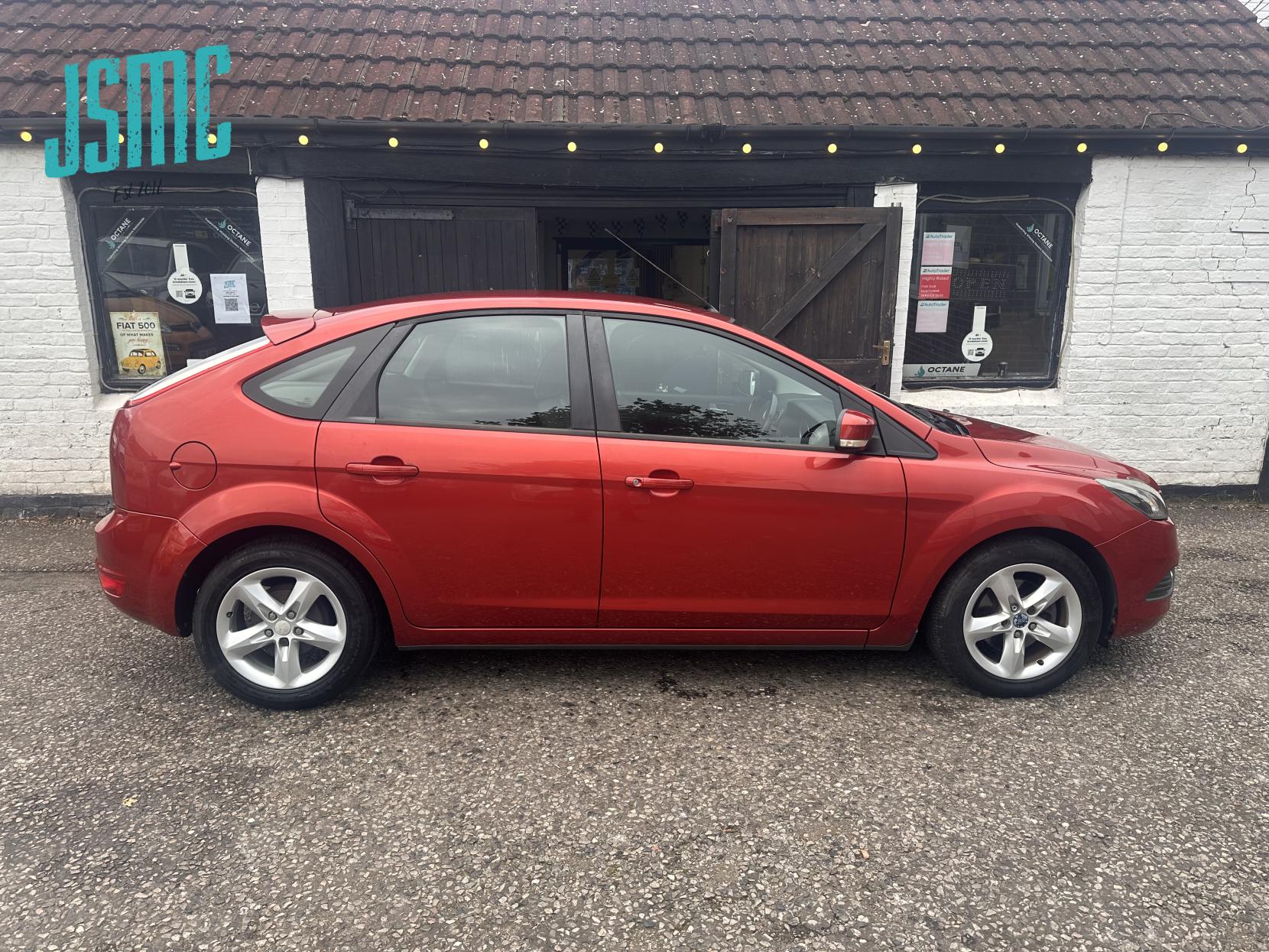 Ford Focus 1.6 Zetec Hatchback 5dr Petrol Manual (161 g/km, 99 bhp)