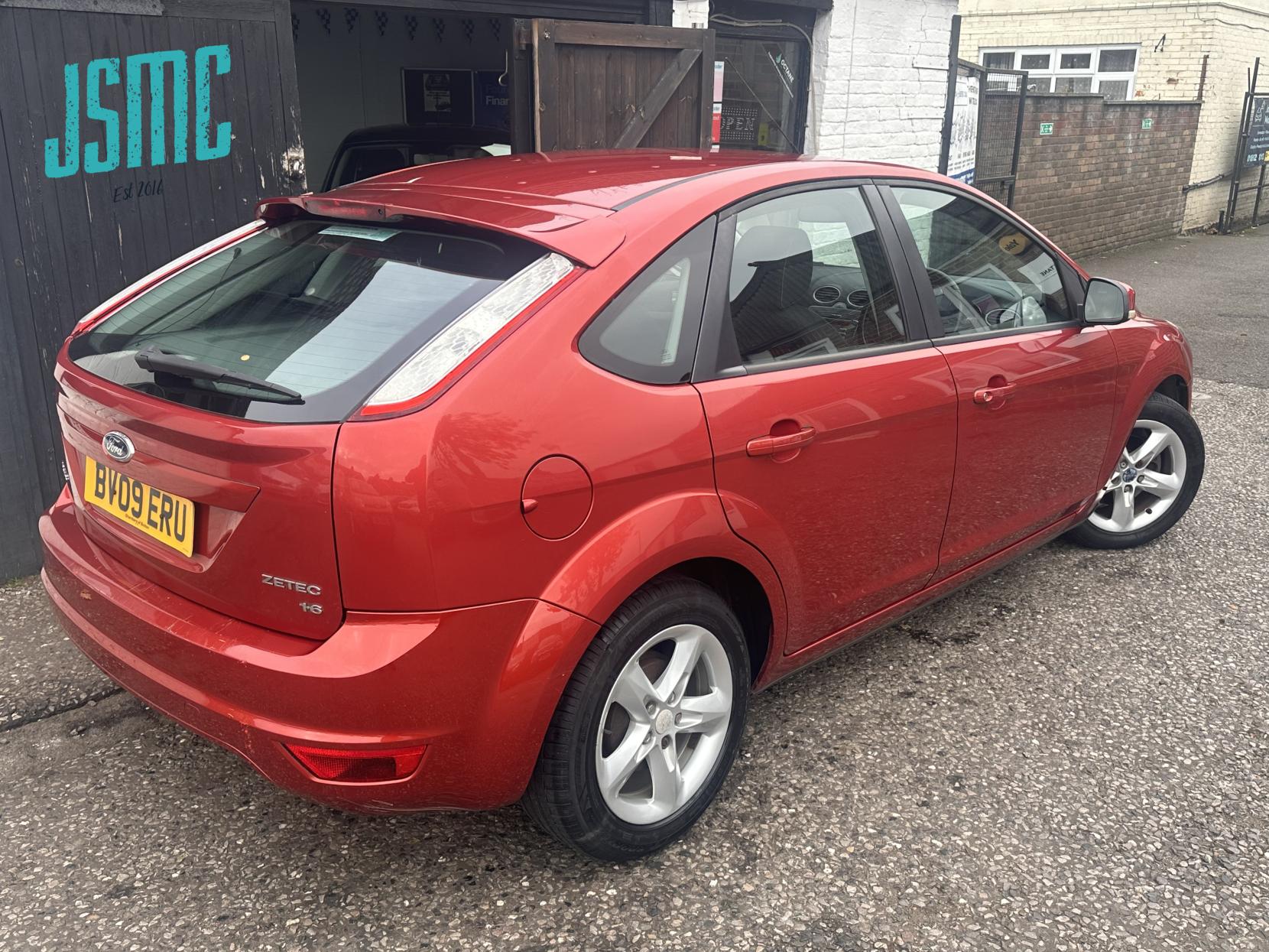 Ford Focus 1.6 Zetec Hatchback 5dr Petrol Manual (161 g/km, 99 bhp)