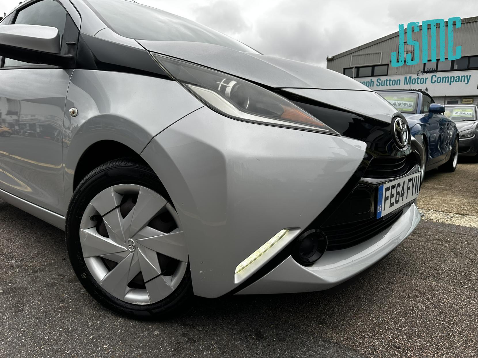 Toyota AYGO 1.0 VVT-i x-play Hatchback 5dr Petrol Manual Euro 5 Euro 5 (68 ps)