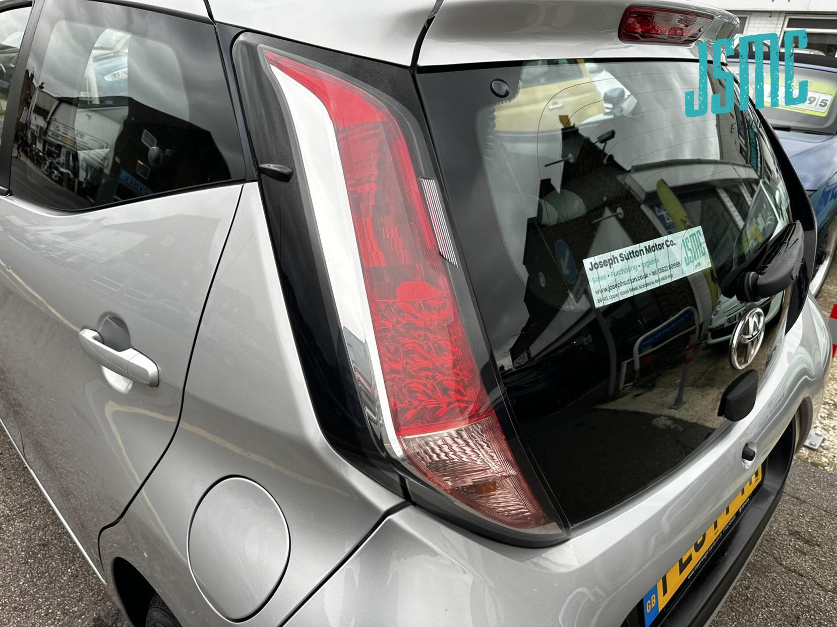 Toyota AYGO 1.0 VVT-i x-play Hatchback 5dr Petrol Manual Euro 5 Euro 5 (68 ps)