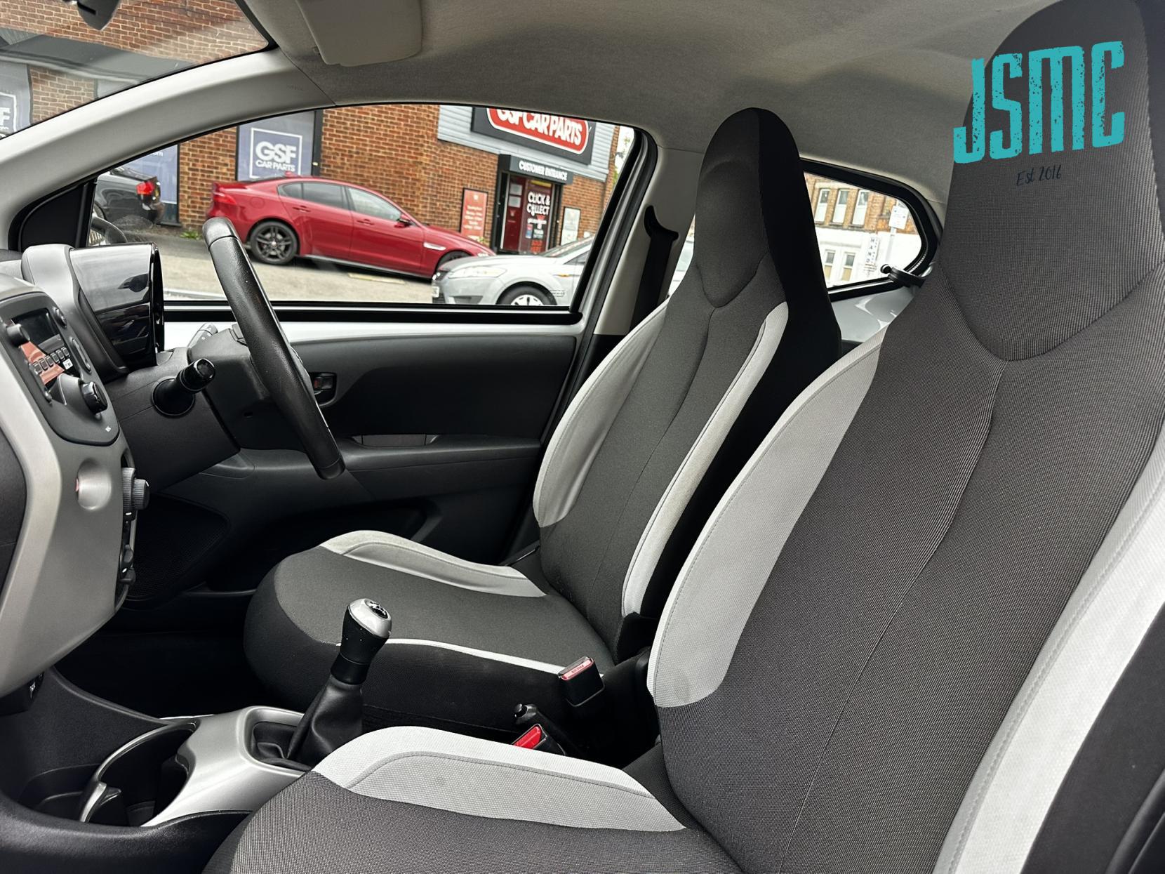 Toyota AYGO 1.0 VVT-i x-play Hatchback 5dr Petrol Manual Euro 5 Euro 5 (68 ps)
