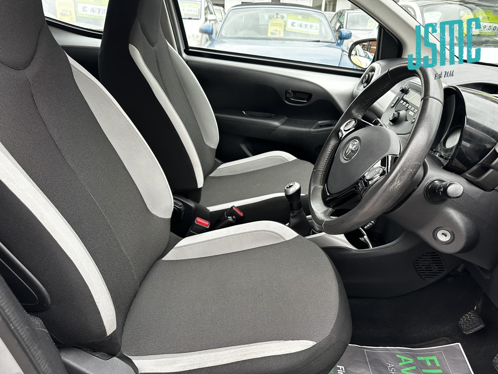 Toyota AYGO 1.0 VVT-i x-play Hatchback 5dr Petrol Manual Euro 5 Euro 5 (68 ps)