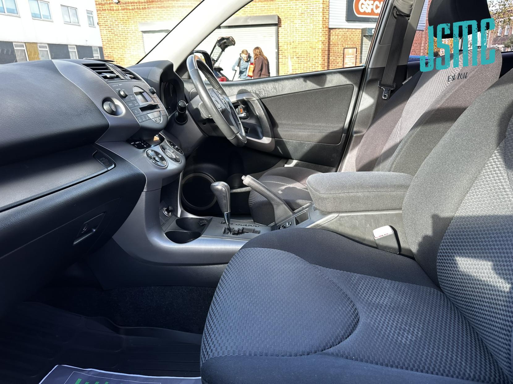 Toyota RAV4 2.0 XT-R SUV 5dr Petrol Automatic 4WD (212 g/km, 150 bhp)