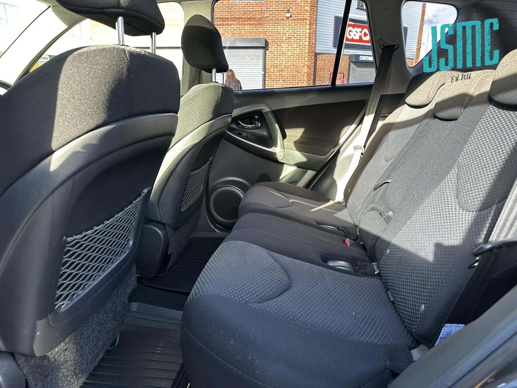 Toyota RAV4 2.0 XT-R SUV 5dr Petrol Automatic 4WD (212 g/km, 150 bhp)