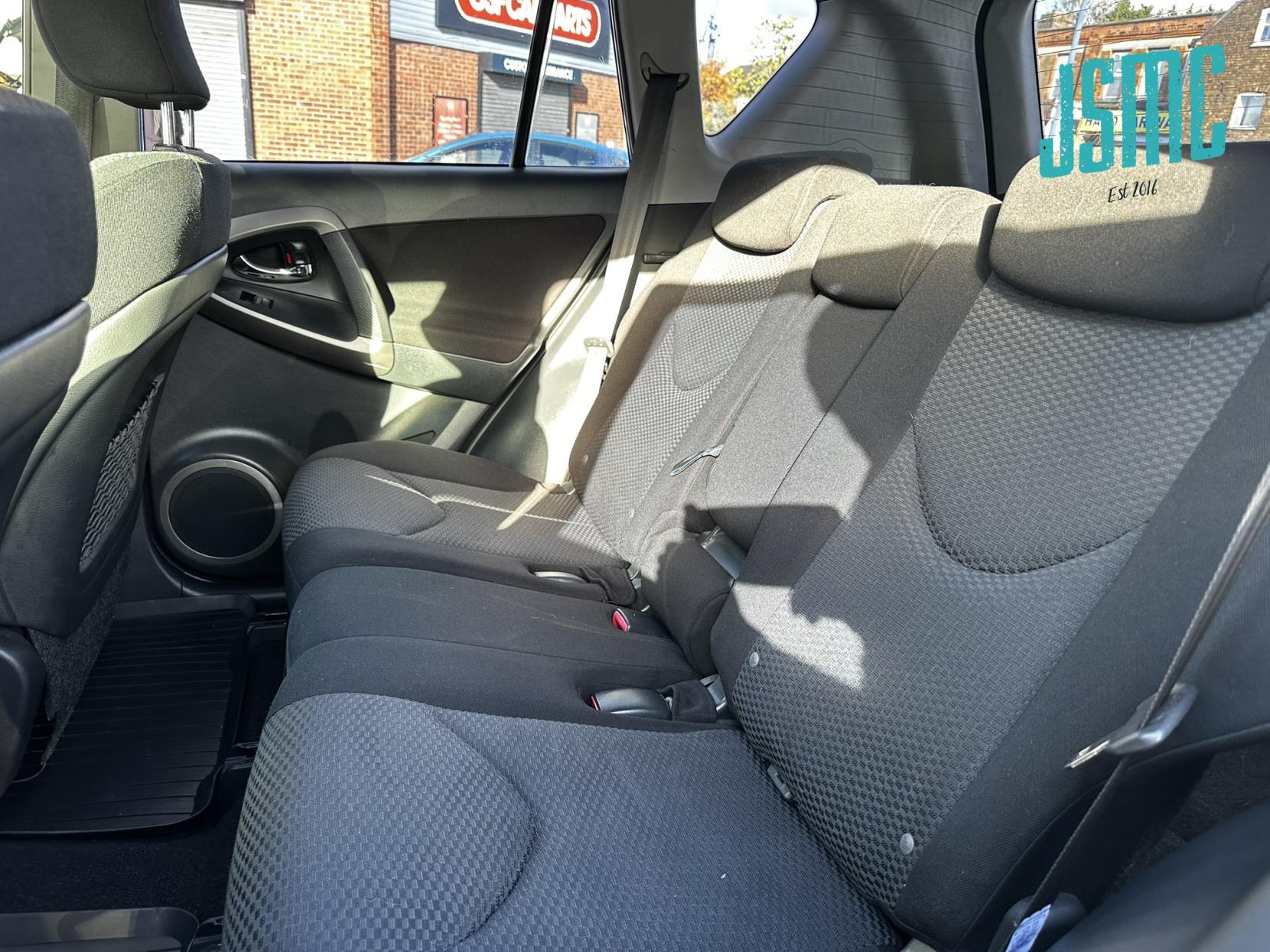 Toyota RAV4 2.0 XT-R SUV 5dr Petrol Automatic 4WD (212 g/km, 150 bhp)