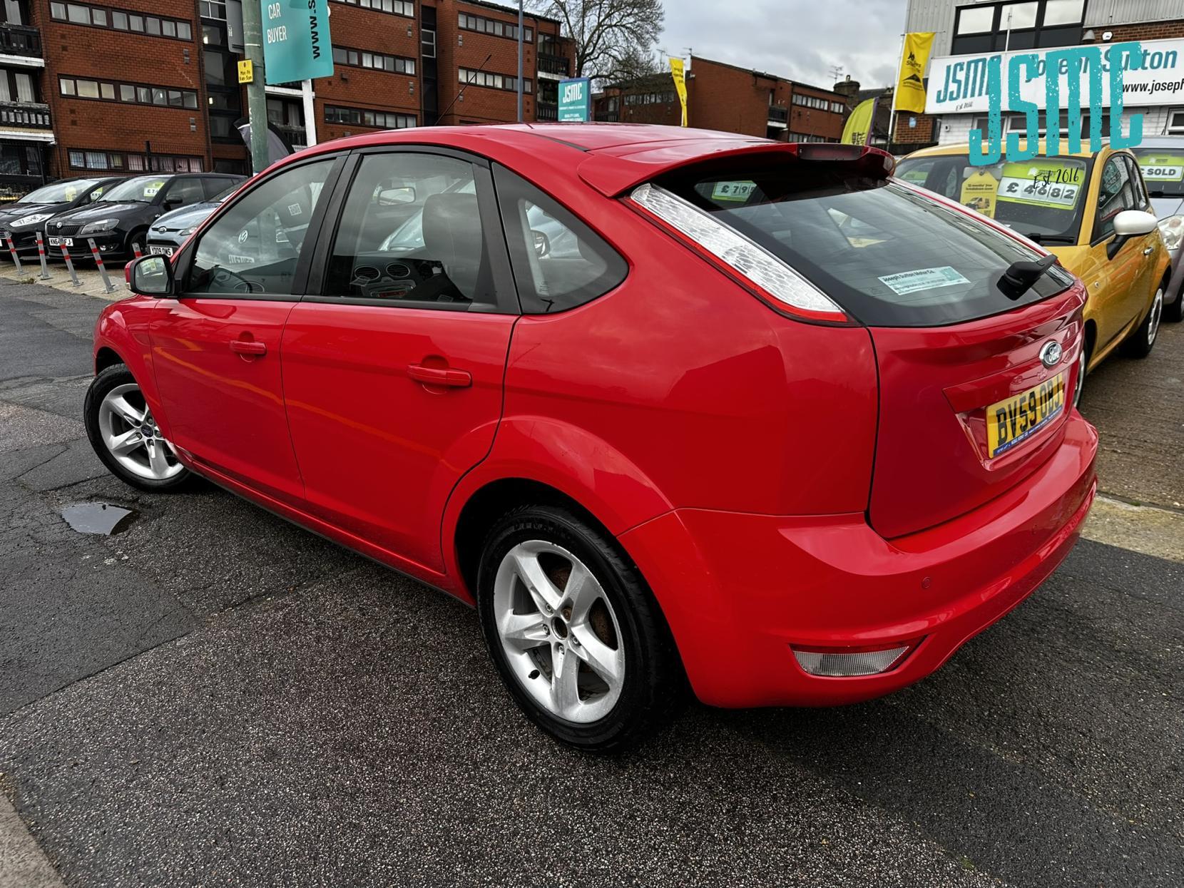 Ford Focus 1.6 Zetec Hatchback 5dr Petrol Manual (161 g/km, 99 bhp)