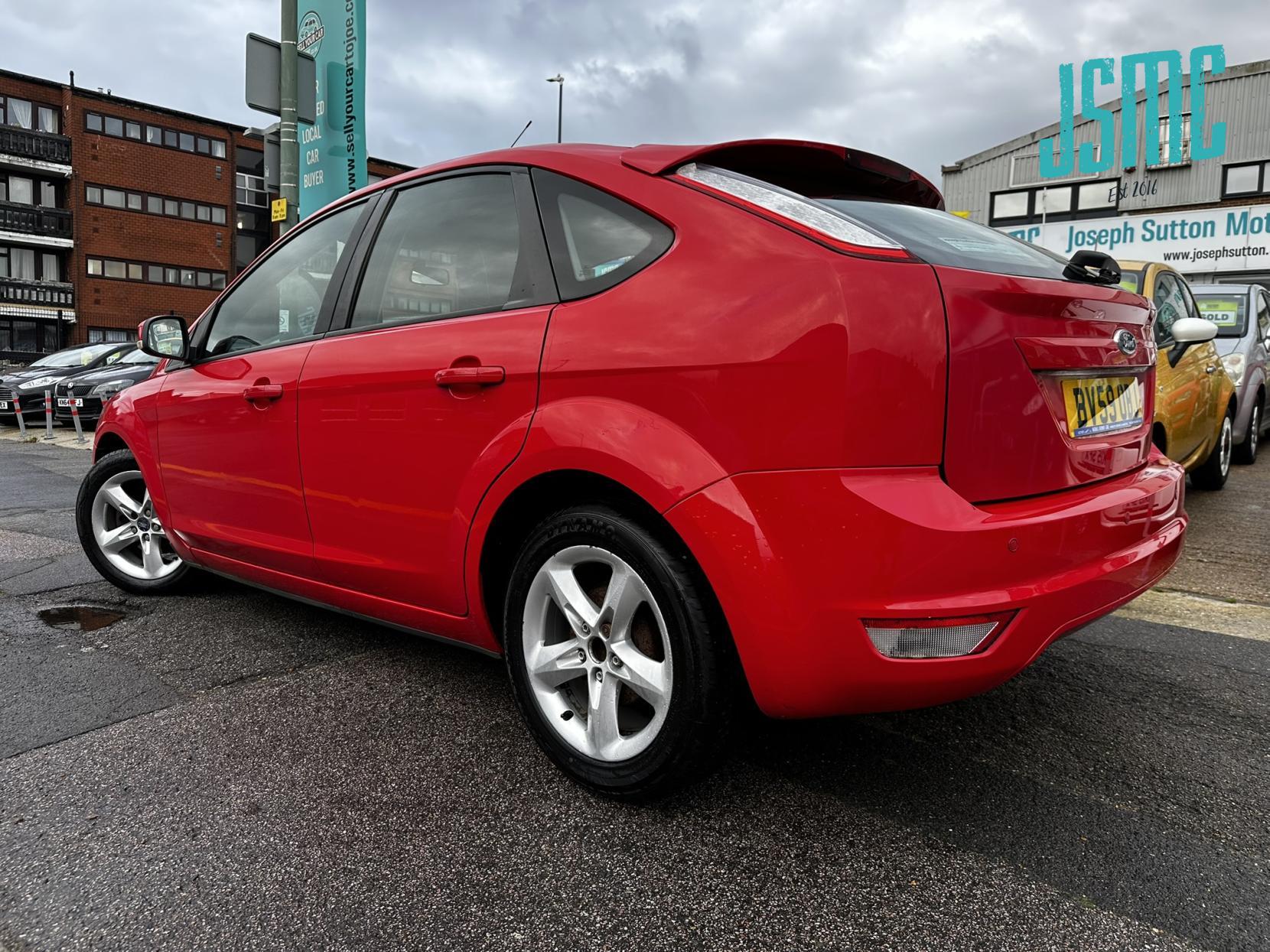 Ford Focus 1.6 Zetec Hatchback 5dr Petrol Manual (161 g/km, 99 bhp)