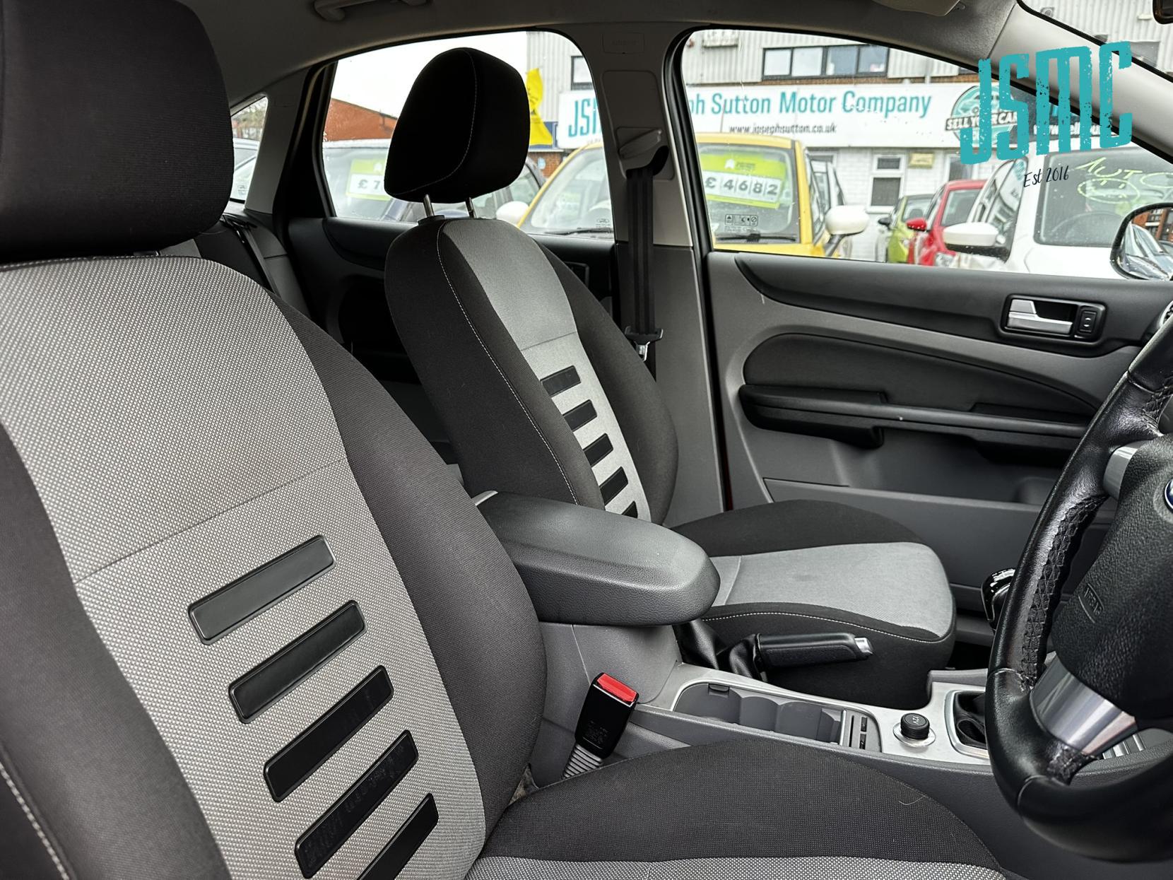 Ford Focus 1.6 Zetec Hatchback 5dr Petrol Manual (161 g/km, 99 bhp)