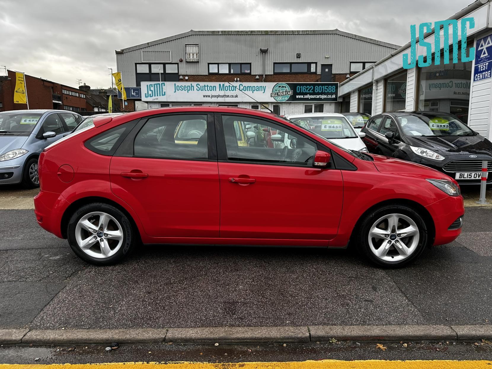 Ford Focus 1.6 Zetec Hatchback 5dr Petrol Manual (161 g/km, 99 bhp)