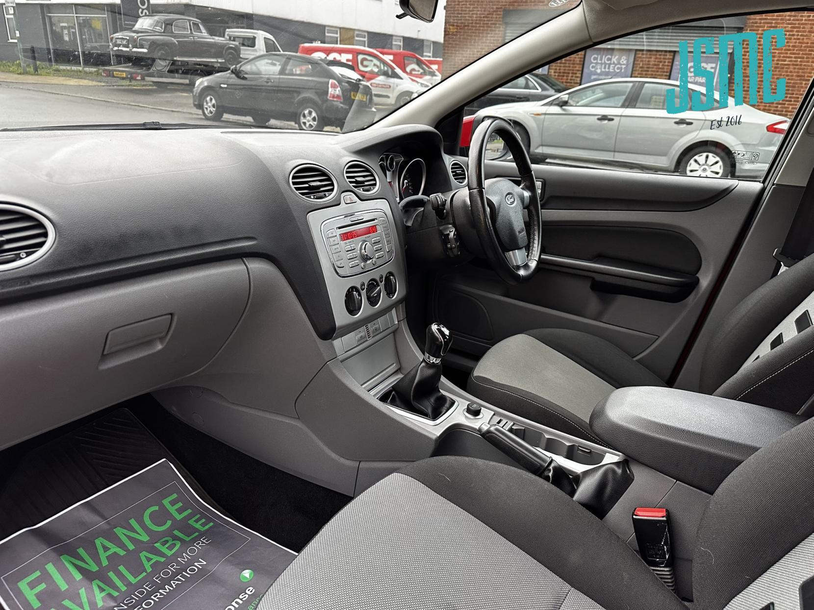 Ford Focus 1.6 Zetec Hatchback 5dr Petrol Manual (161 g/km, 99 bhp)