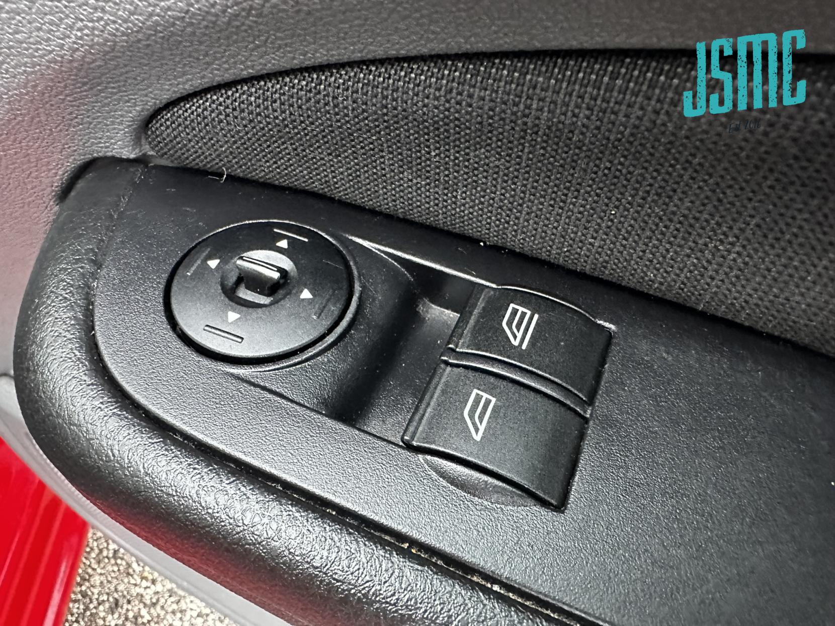 Ford Focus 1.6 Zetec Hatchback 5dr Petrol Manual (161 g/km, 99 bhp)