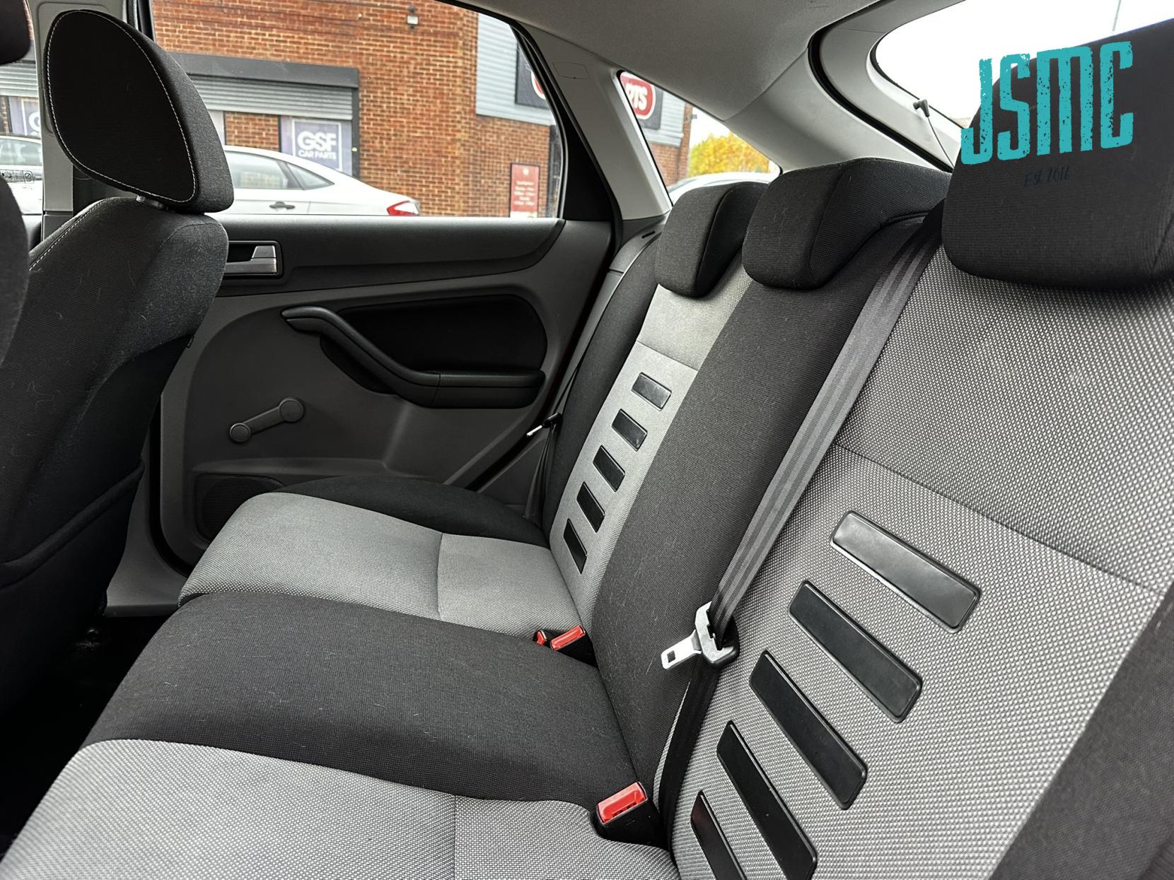 Ford Focus 1.6 Zetec Hatchback 5dr Petrol Manual (161 g/km, 99 bhp)