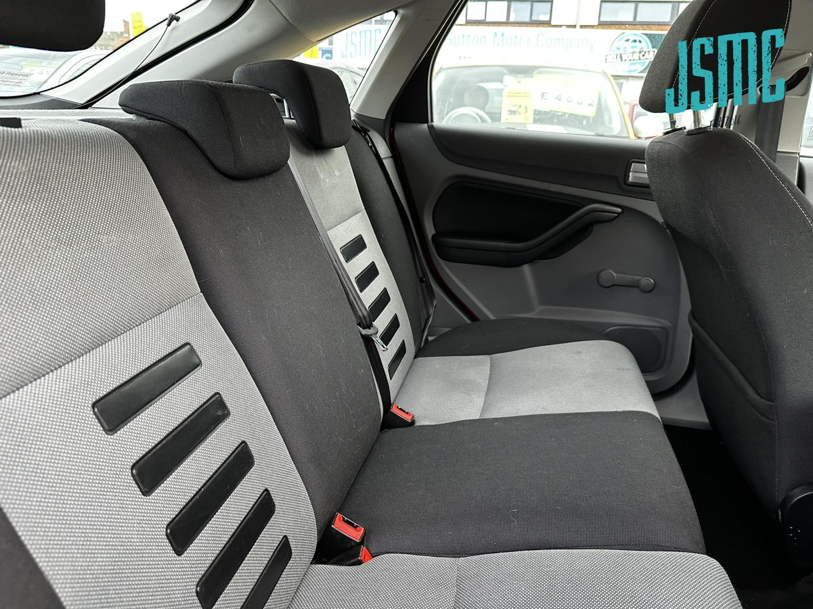 Ford Focus 1.6 Zetec Hatchback 5dr Petrol Manual (161 g/km, 99 bhp)