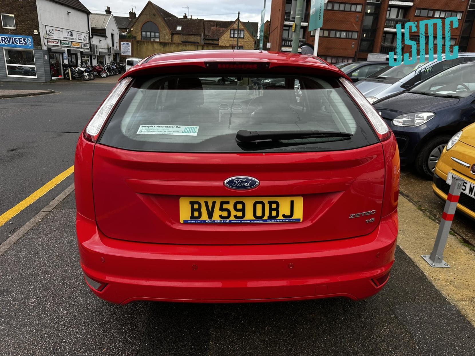 Ford Focus 1.6 Zetec Hatchback 5dr Petrol Manual (161 g/km, 99 bhp)