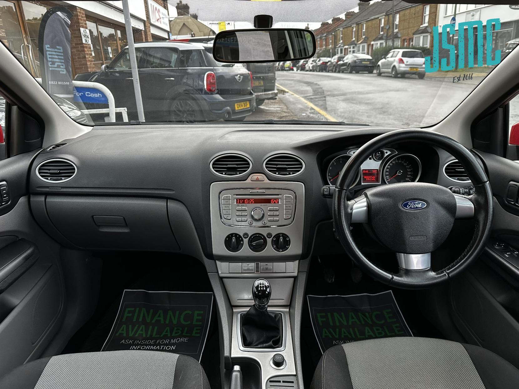 Ford Focus 1.6 Zetec Hatchback 5dr Petrol Manual (161 g/km, 99 bhp)