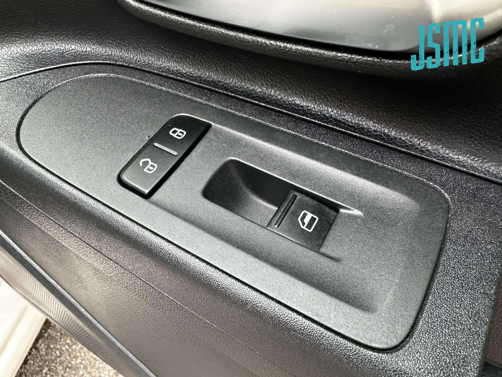 SEAT Mii 1.0 12v by MANGO Hatchback 3dr Petrol Manual Euro 5 (75 ps)