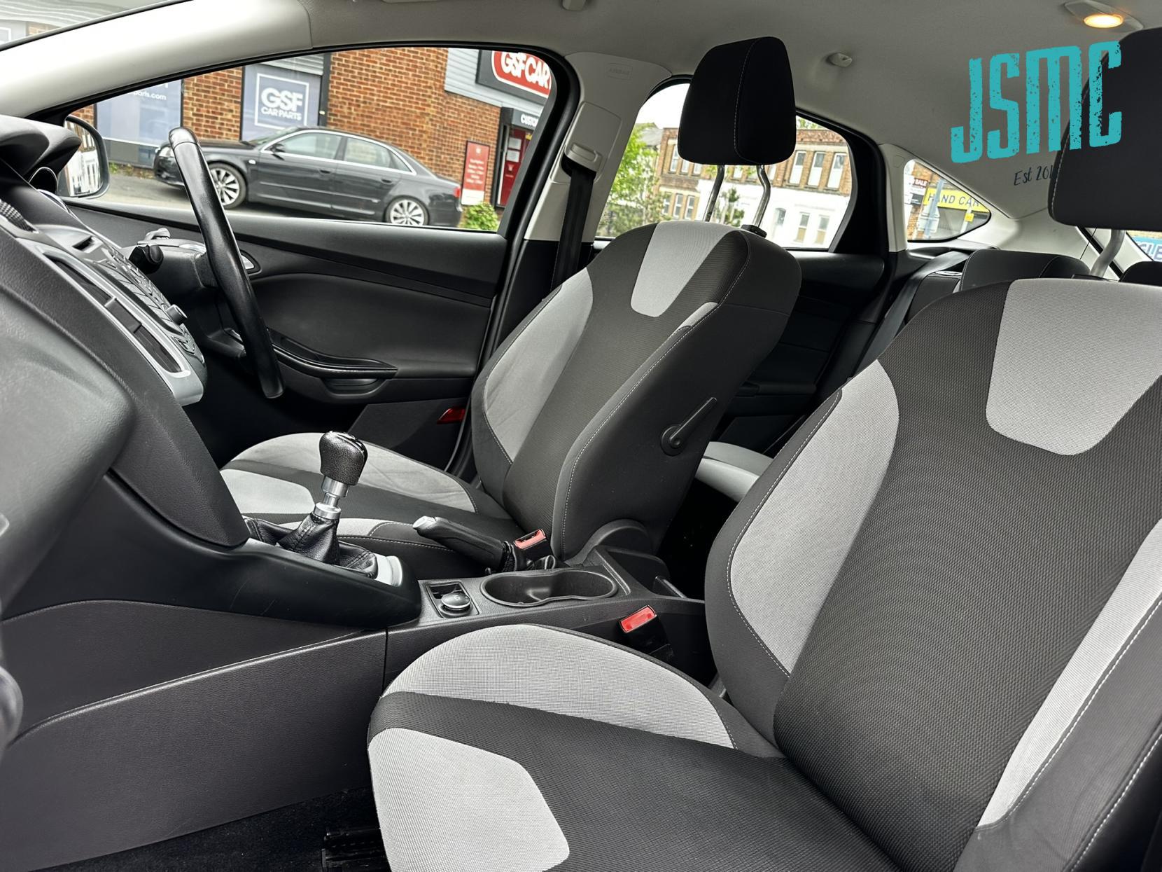 Ford Focus 1.6 TDCi Zetec Hatchback 5dr Diesel Manual Euro 5 (s/s) (115 ps)