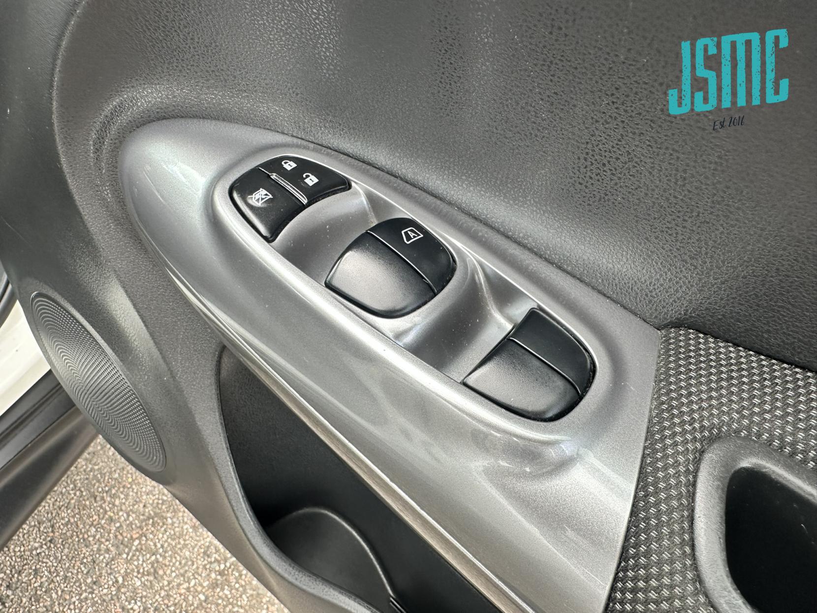 Nissan Juke 1.6 Acenta SUV 5dr Petrol Manual Euro 5 (117 ps)