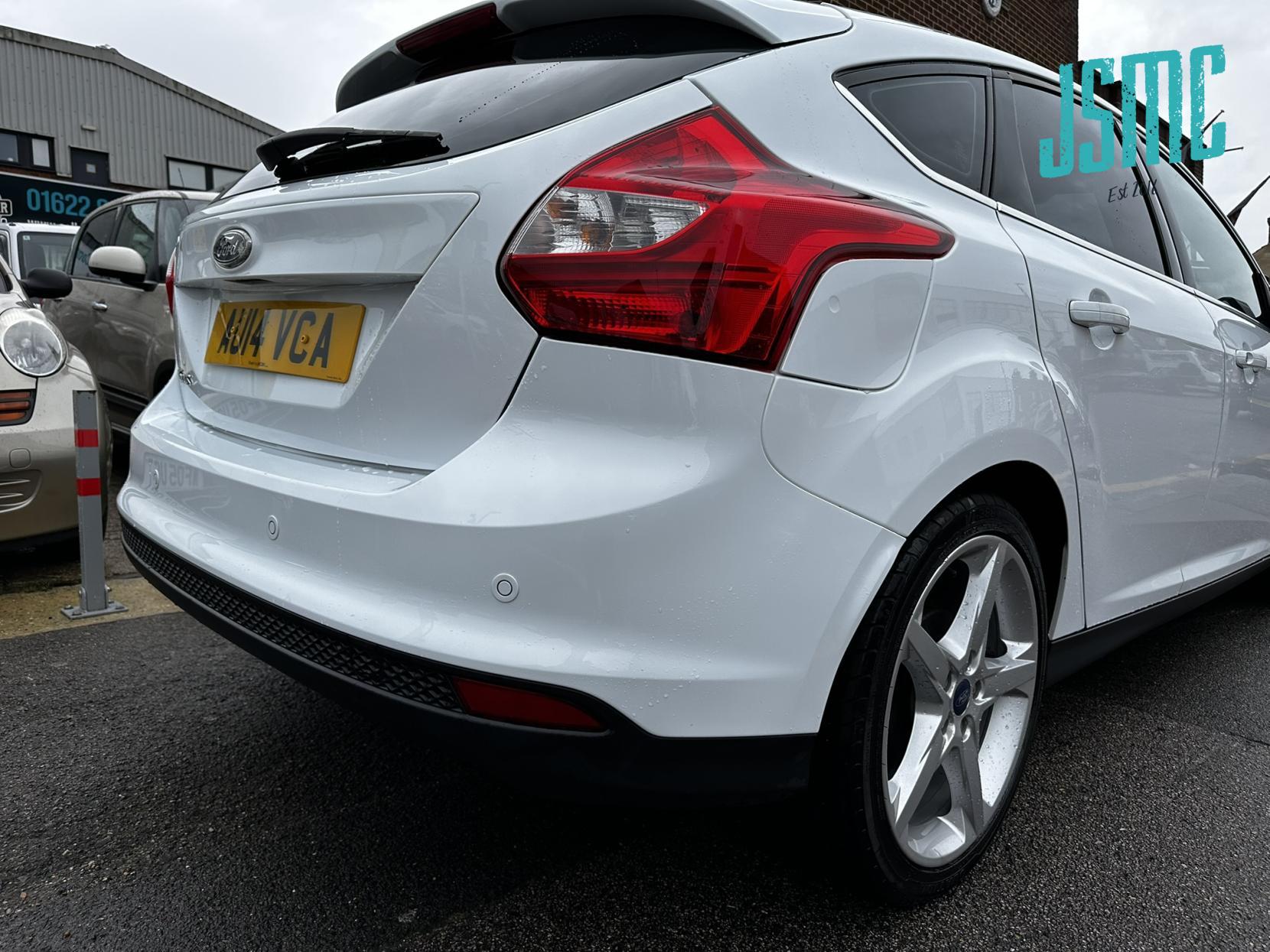 Ford Focus 1.6 TDCi Titanium Navigator Hatchback 5dr Diesel Manual Euro 5 (s/s) (115 ps)