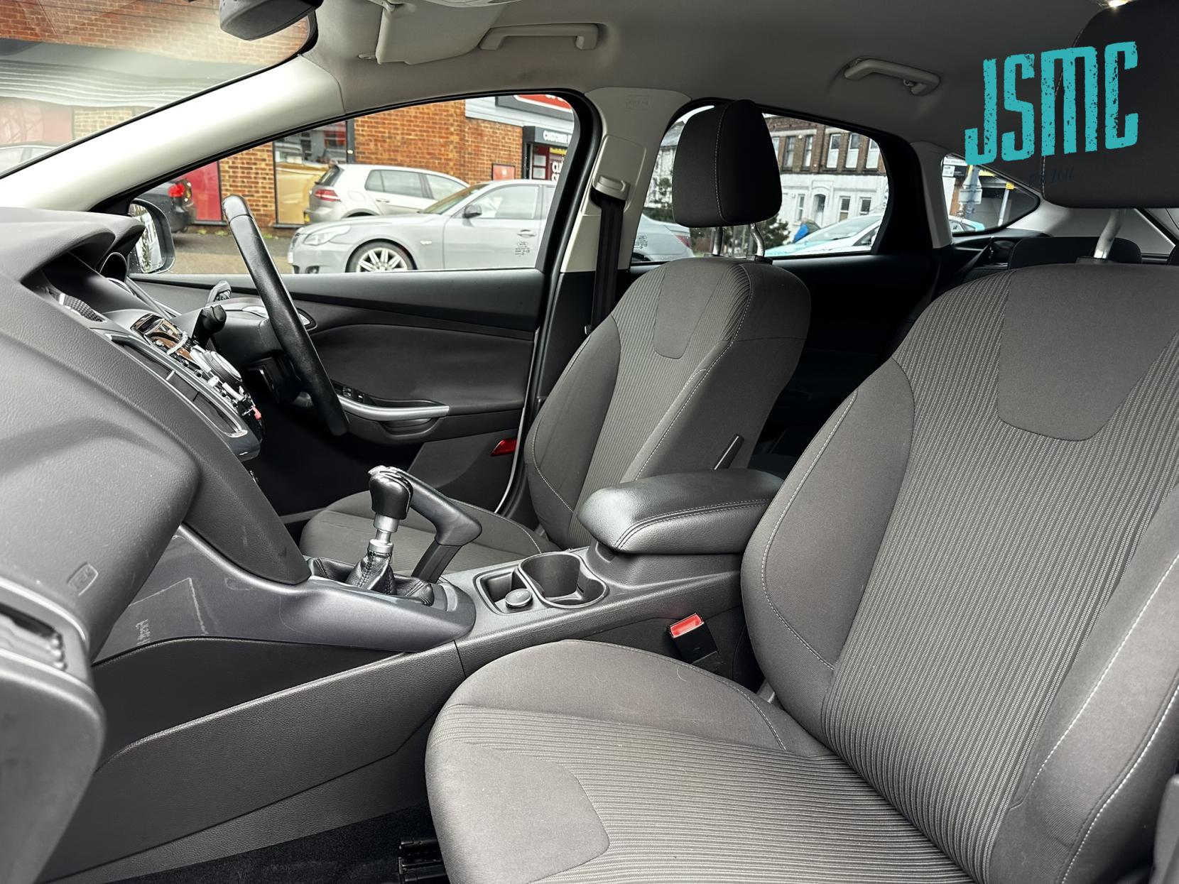 Ford Focus 1.6 TDCi Titanium Navigator Hatchback 5dr Diesel Manual Euro 5 (s/s) (115 ps)