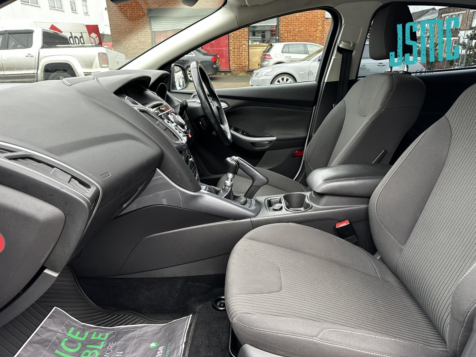 Ford Focus 1.6 TDCi Titanium Navigator Hatchback 5dr Diesel Manual Euro 5 (s/s) (115 ps)