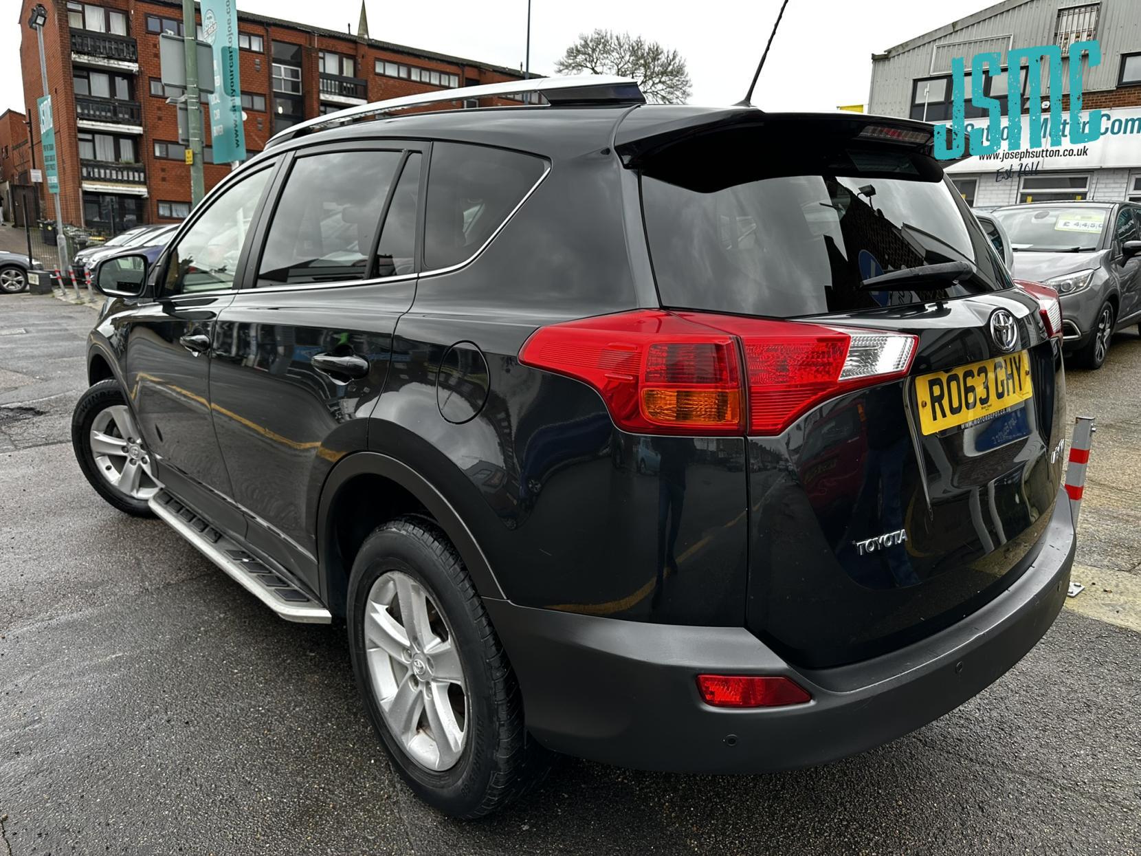 Toyota RAV4 2.0 D-4D Invincible SUV 5dr Diesel Manual 2WD Euro 5 (s/s) (124 ps)