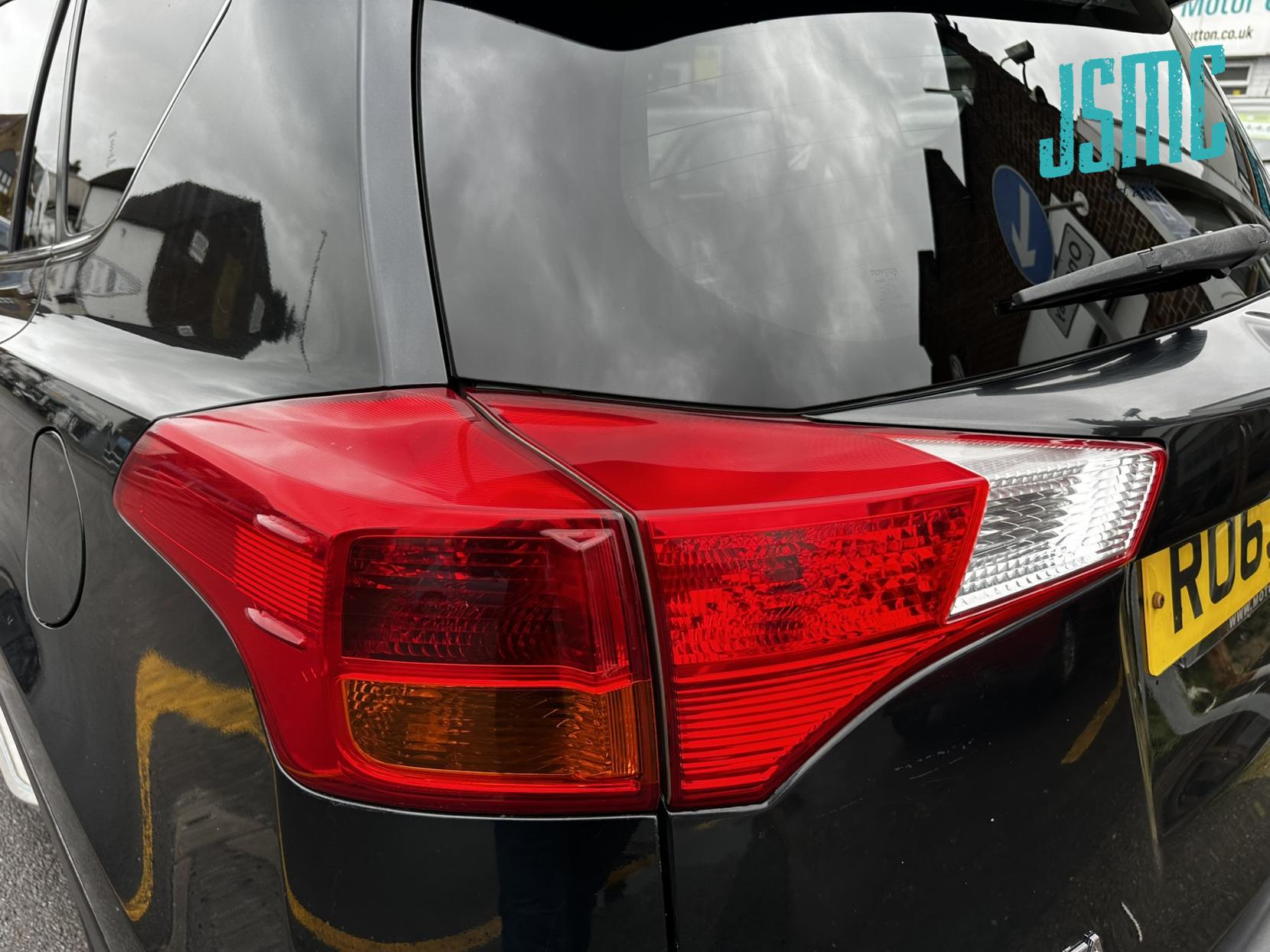 Toyota RAV4 2.0 D-4D Invincible SUV 5dr Diesel Manual 2WD Euro 5 (s/s) (124 ps)