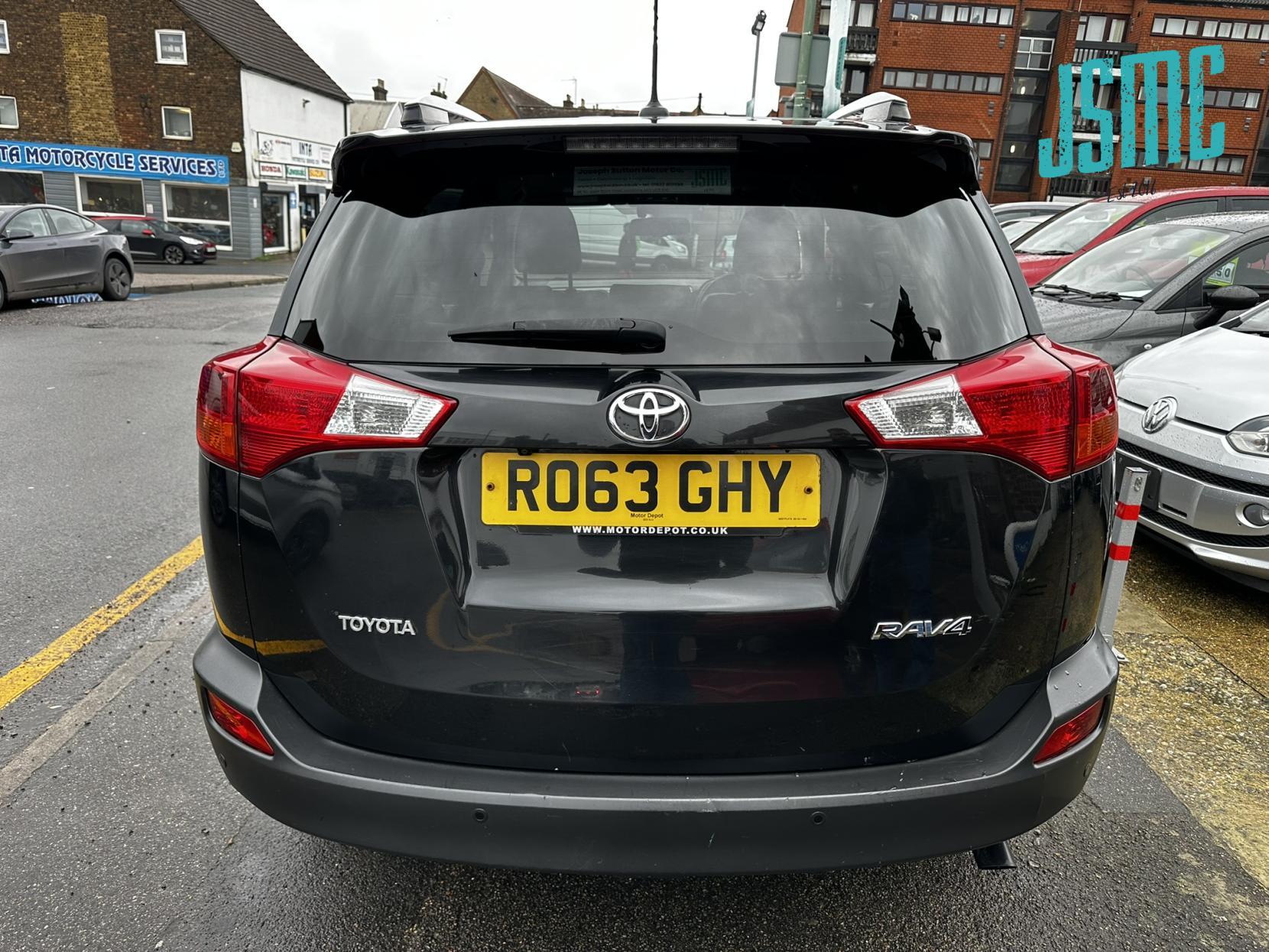 Toyota RAV4 2.0 D-4D Invincible SUV 5dr Diesel Manual 2WD Euro 5 (s/s) (124 ps)