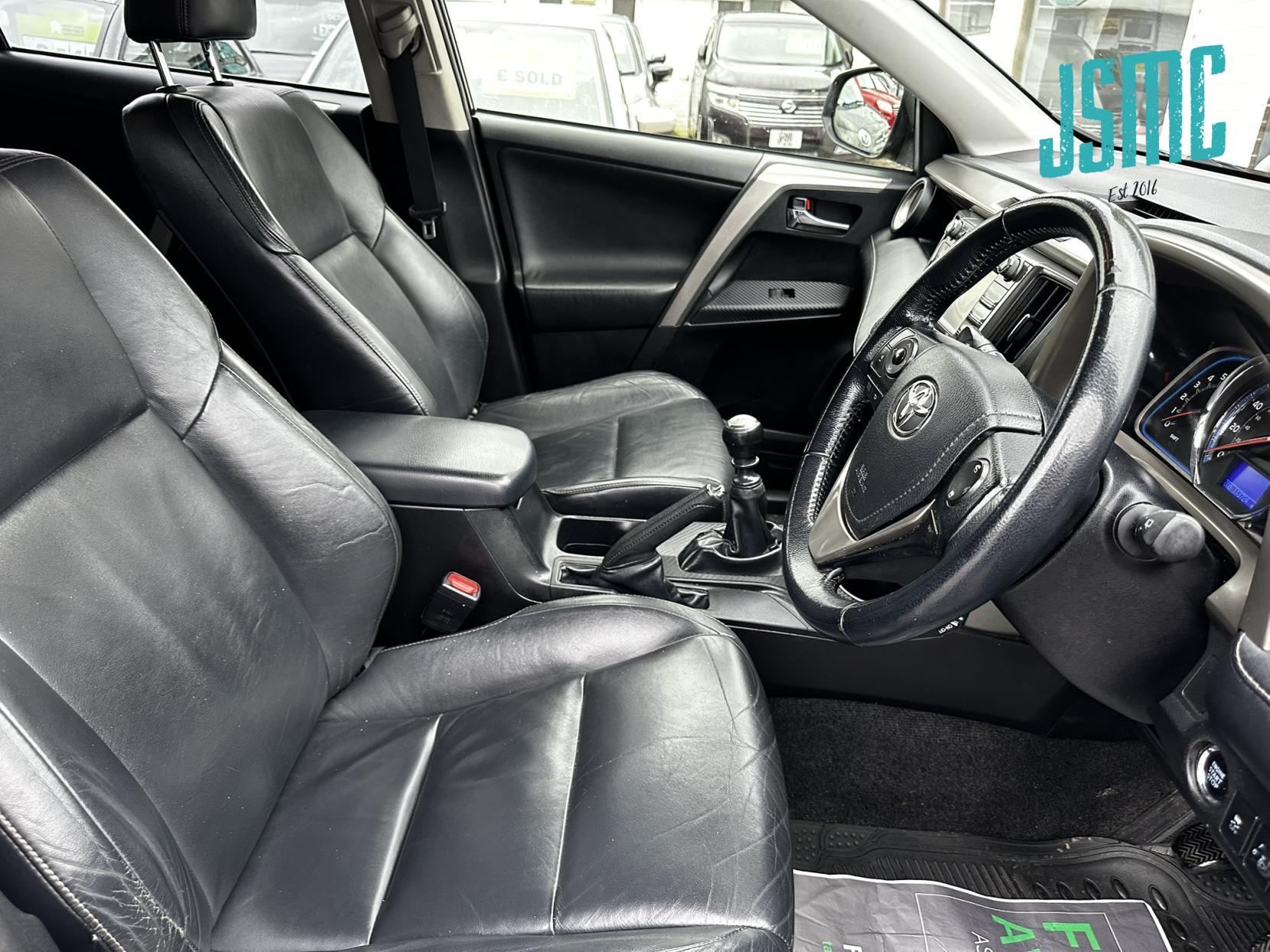 Toyota RAV4 2.0 D-4D Invincible SUV 5dr Diesel Manual 2WD Euro 5 (s/s) (124 ps)