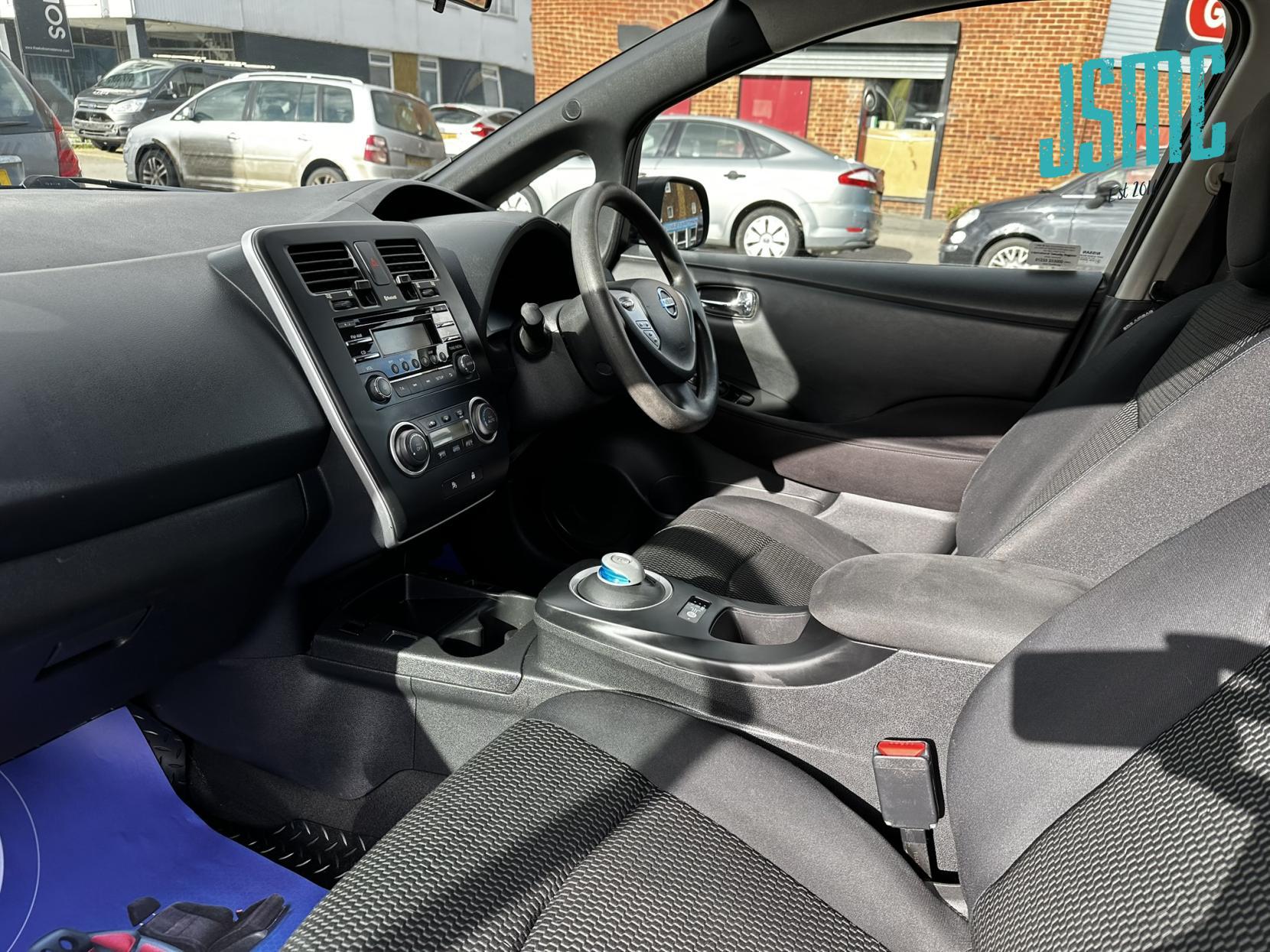 Nissan Leaf 24kWh Visia Hatchback 5dr Electric Auto (107 bhp)