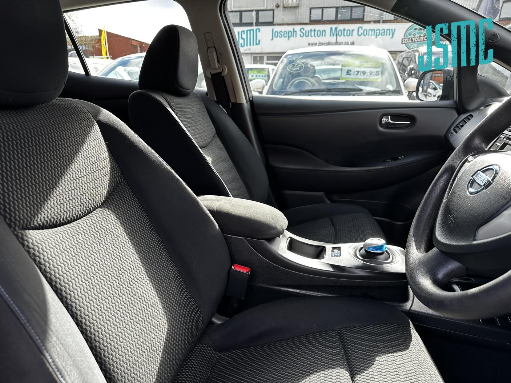 Nissan Leaf 24kWh Visia Hatchback 5dr Electric Auto (107 bhp)