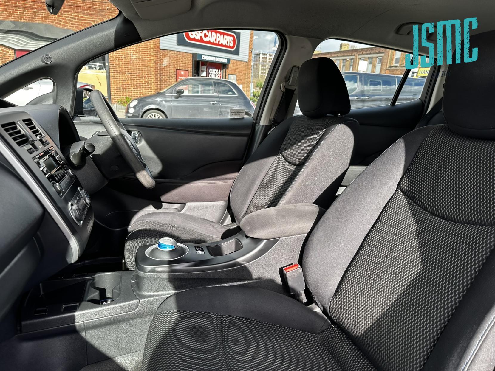 Nissan Leaf 24kWh Visia Hatchback 5dr Electric Auto (107 bhp)