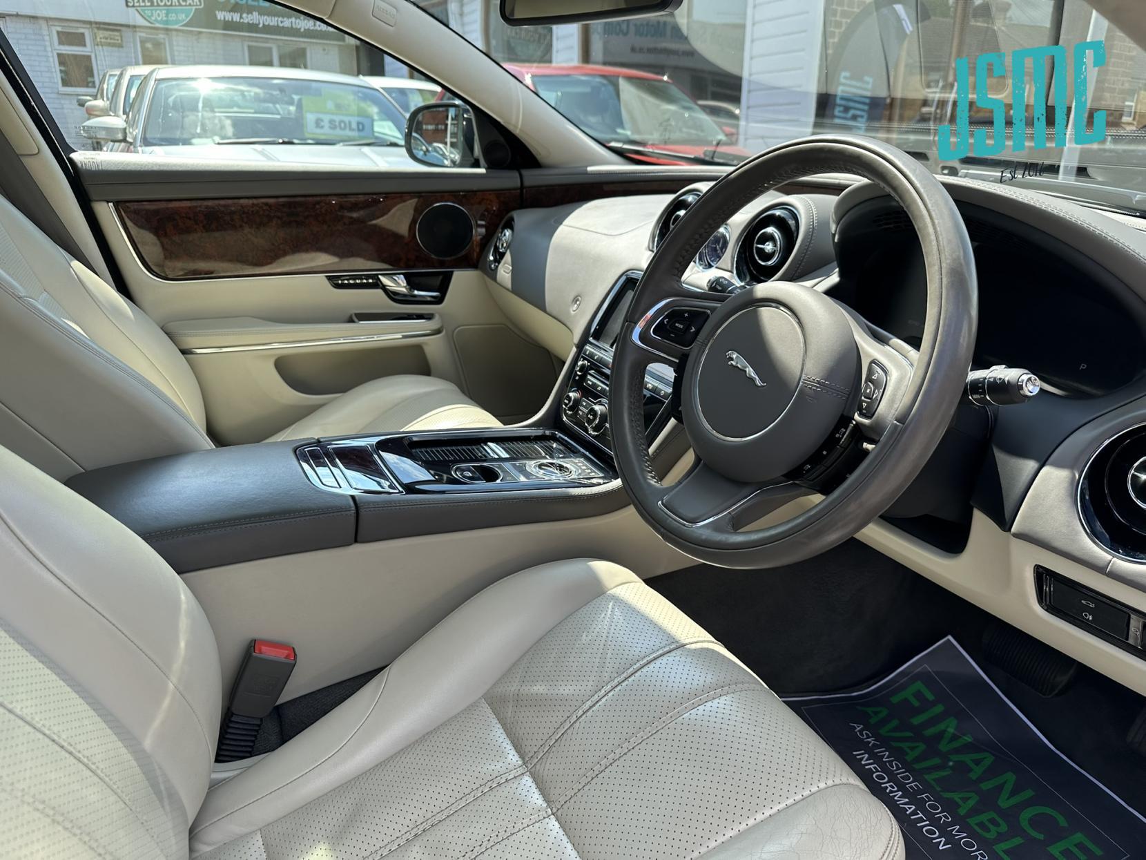 Jaguar XJ 3.0d V6 Premium Luxury Saloon 4dr Diesel Auto Euro 5 (275 ps)