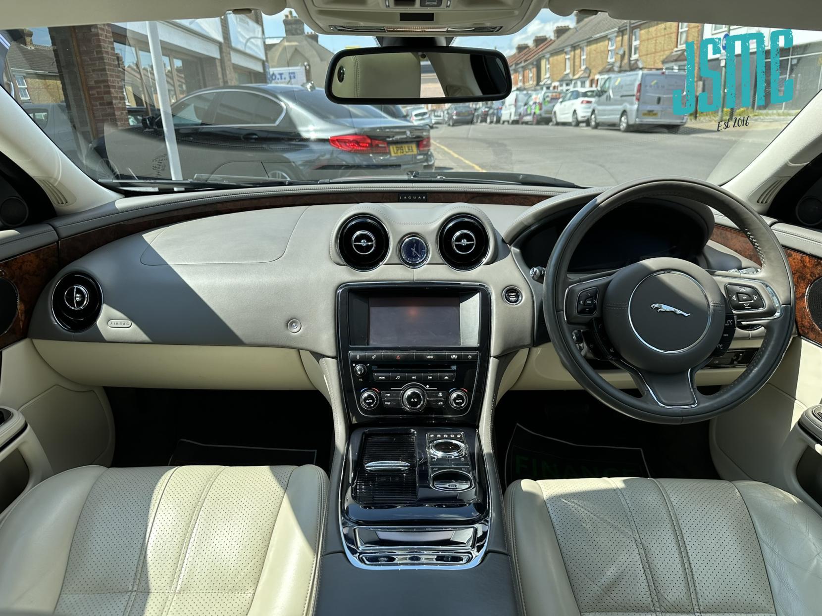 Jaguar XJ 3.0d V6 Premium Luxury Saloon 4dr Diesel Auto Euro 5 (275 ps)