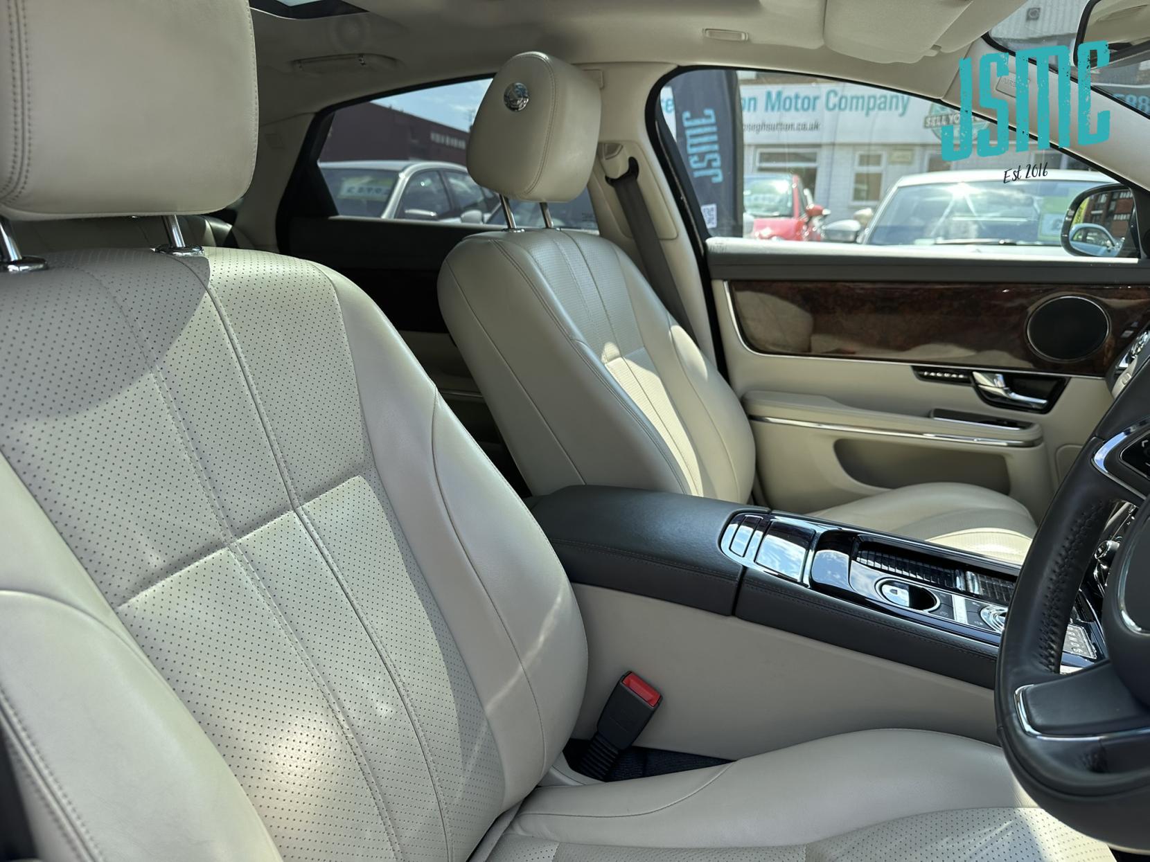 Jaguar XJ 3.0d V6 Premium Luxury Saloon 4dr Diesel Auto Euro 5 (275 ps)