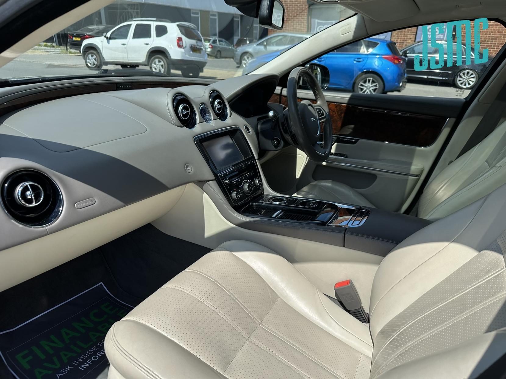 Jaguar XJ 3.0d V6 Premium Luxury Saloon 4dr Diesel Auto Euro 5 (275 ps)