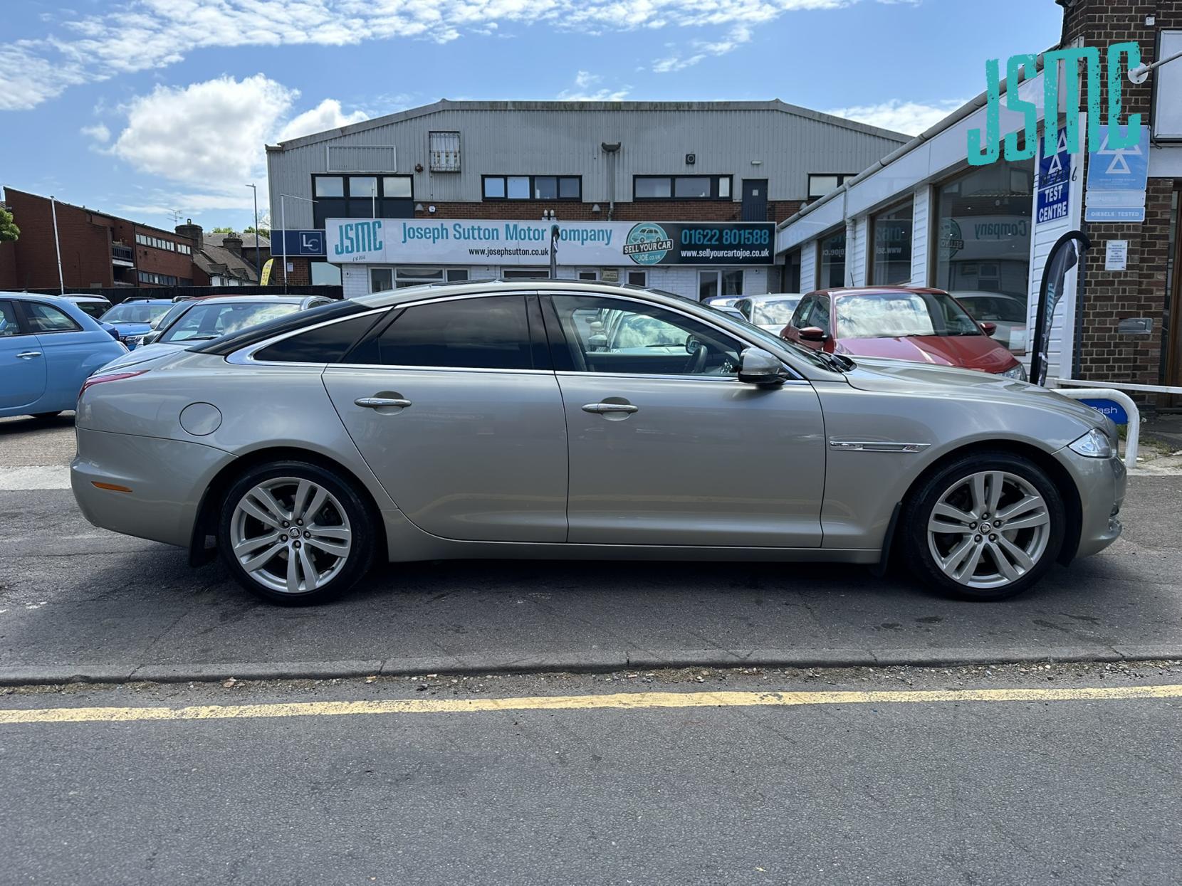 Jaguar XJ 3.0d V6 Premium Luxury Saloon 4dr Diesel Auto Euro 5 (275 ps)