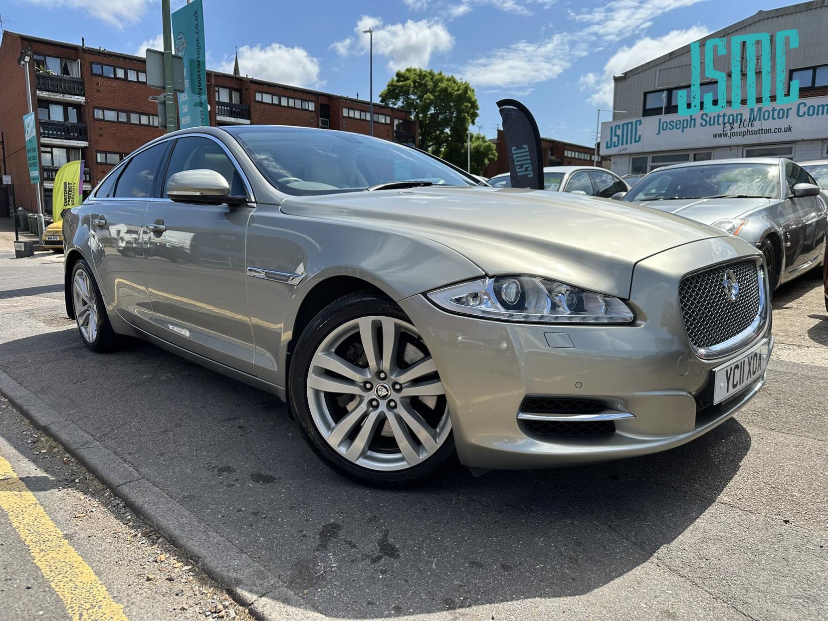 Jaguar XJ 3.0d V6 Premium Luxury Saloon 4dr Diesel Auto Euro 5 (275 ps)