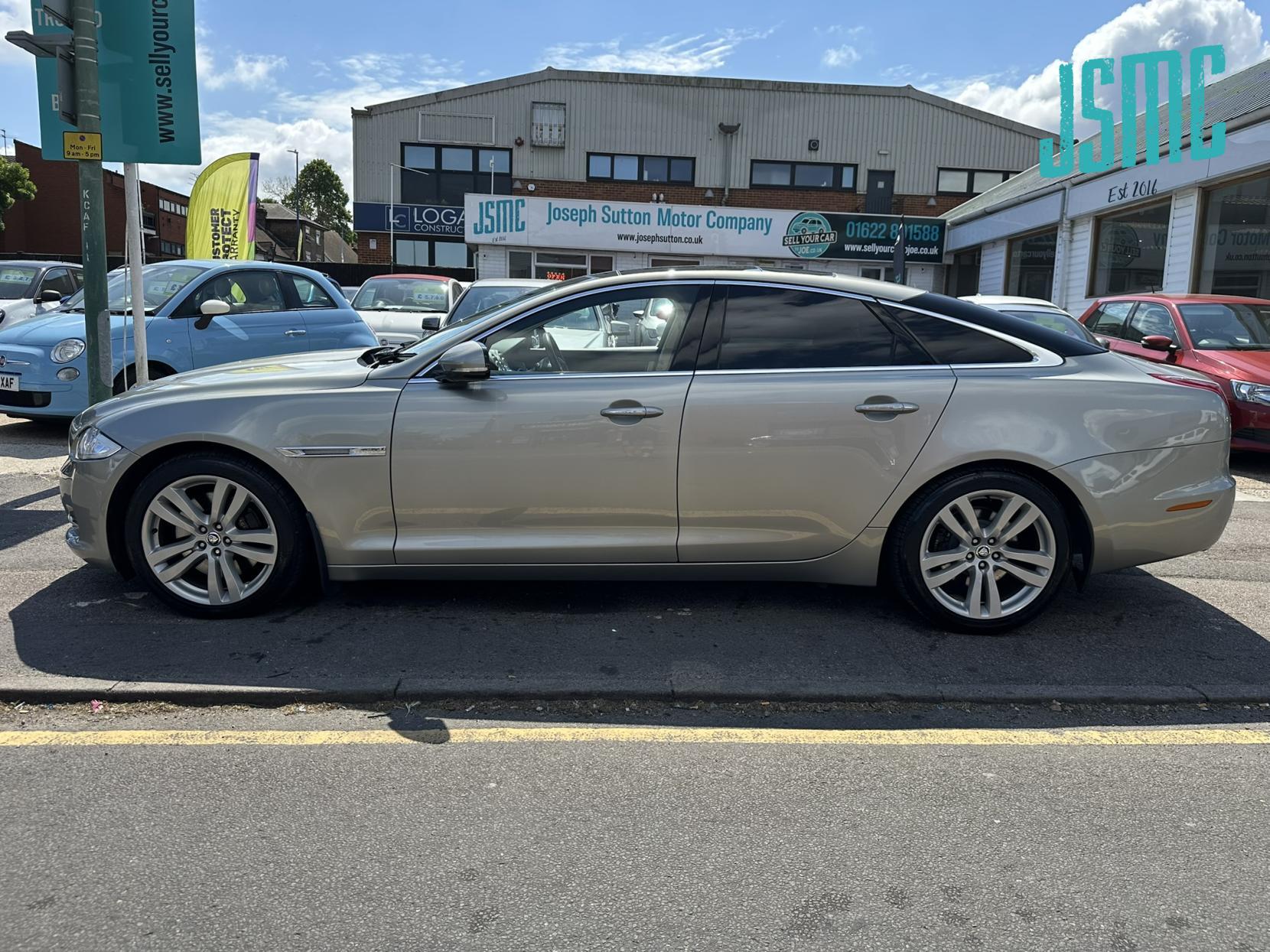 Jaguar XJ 3.0d V6 Premium Luxury Saloon 4dr Diesel Auto Euro 5 (275 ps)
